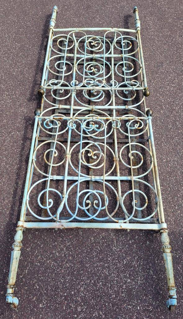 Lit cage volutes pour jardin d'hiver et d'été