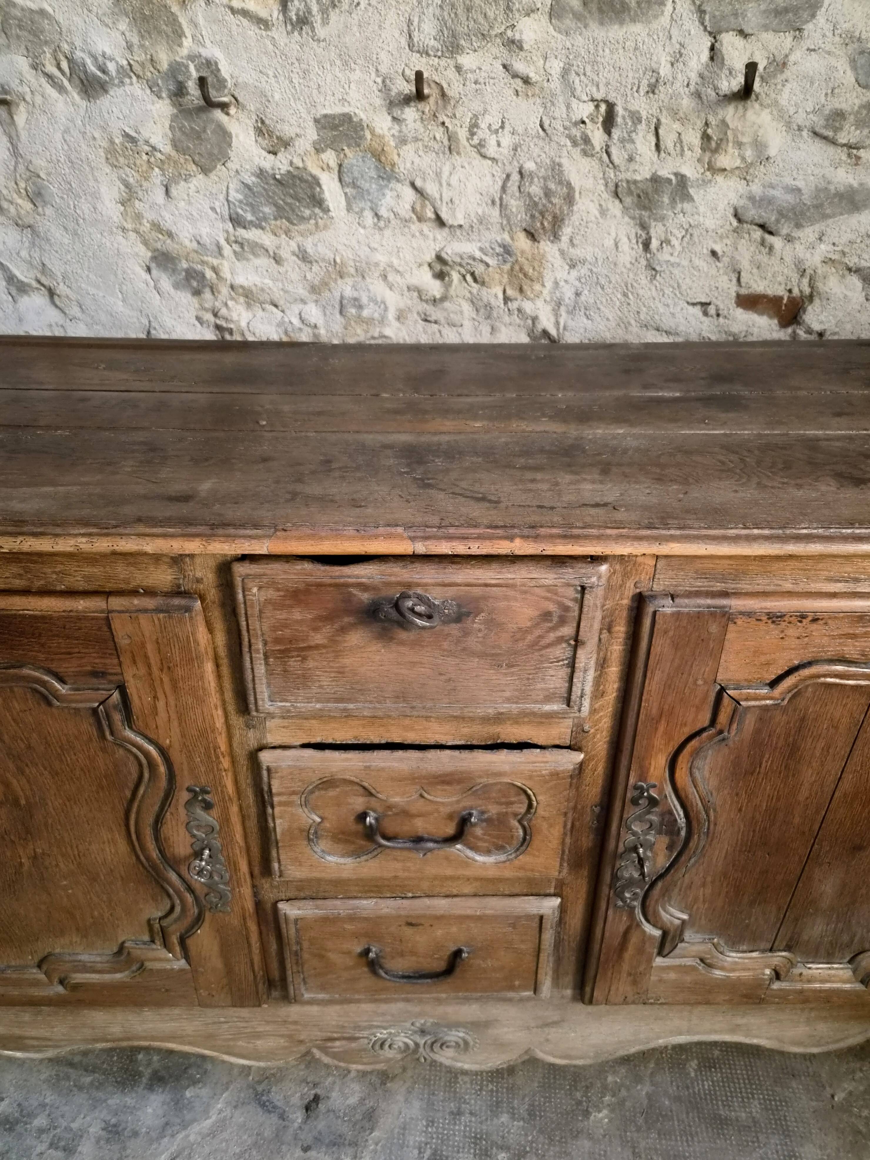 Grand oak buffet from the 18th century, Auvergne