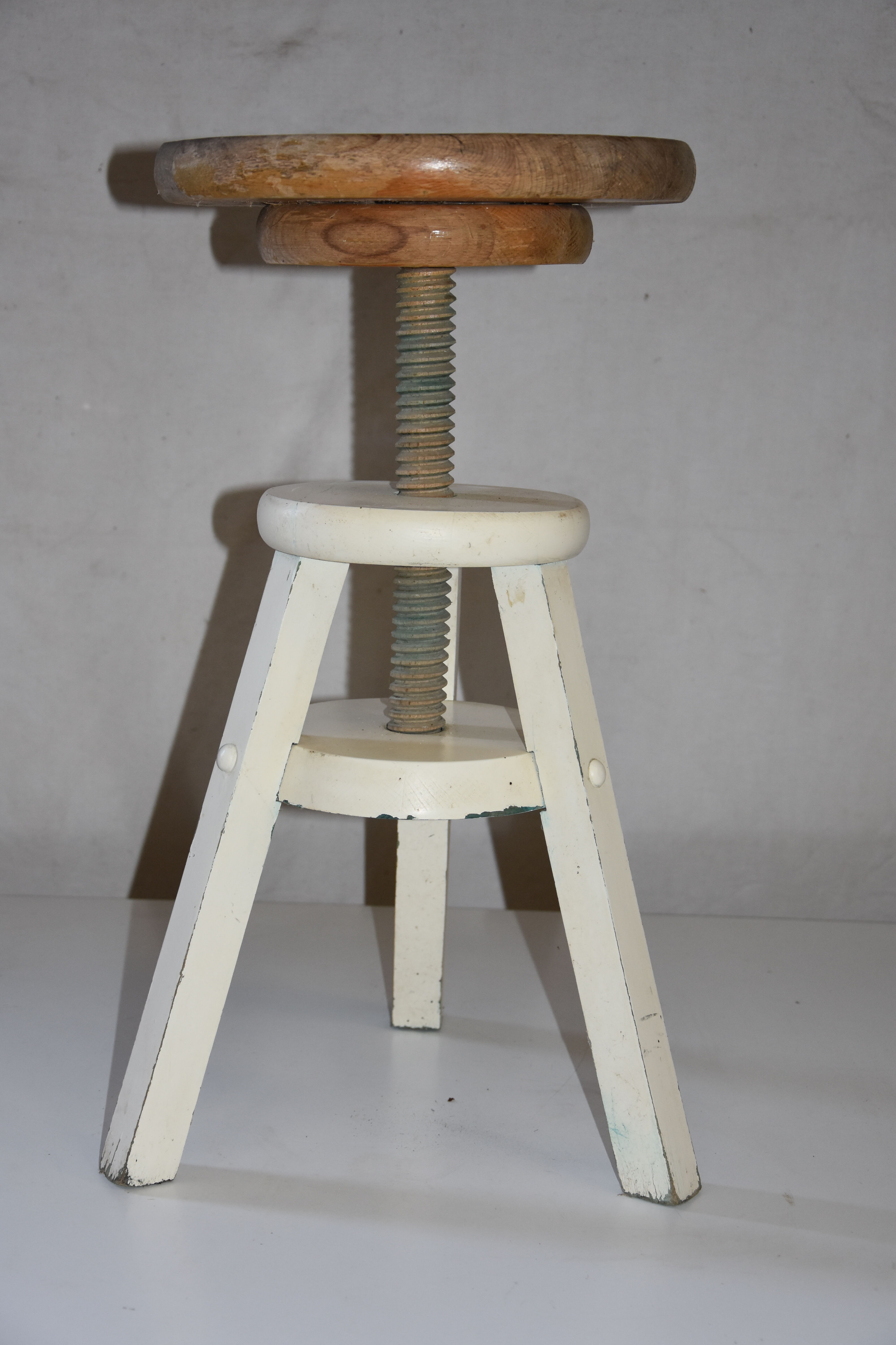 Screw tripod workshop stool