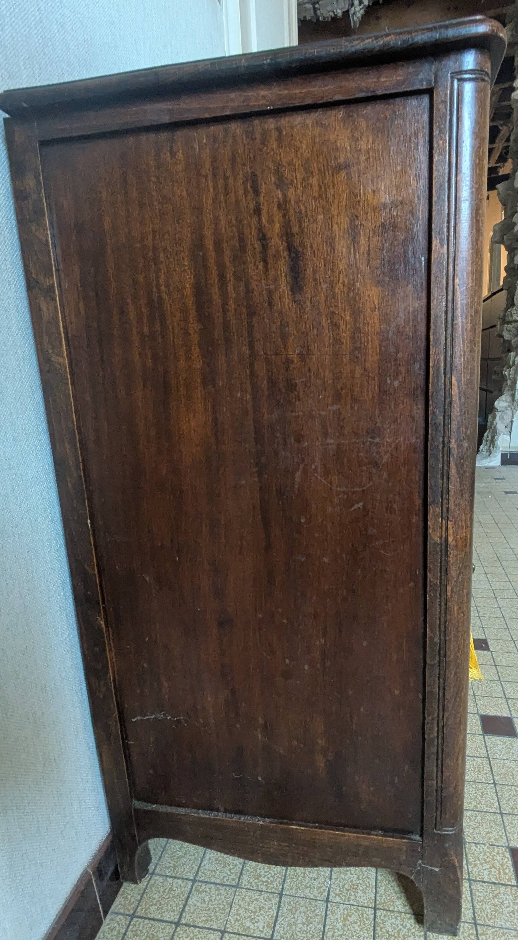 Buffet bas ancien en bois massif