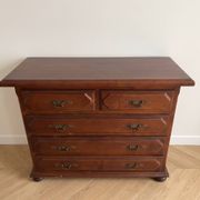 Commode traditionnelle en bois massif