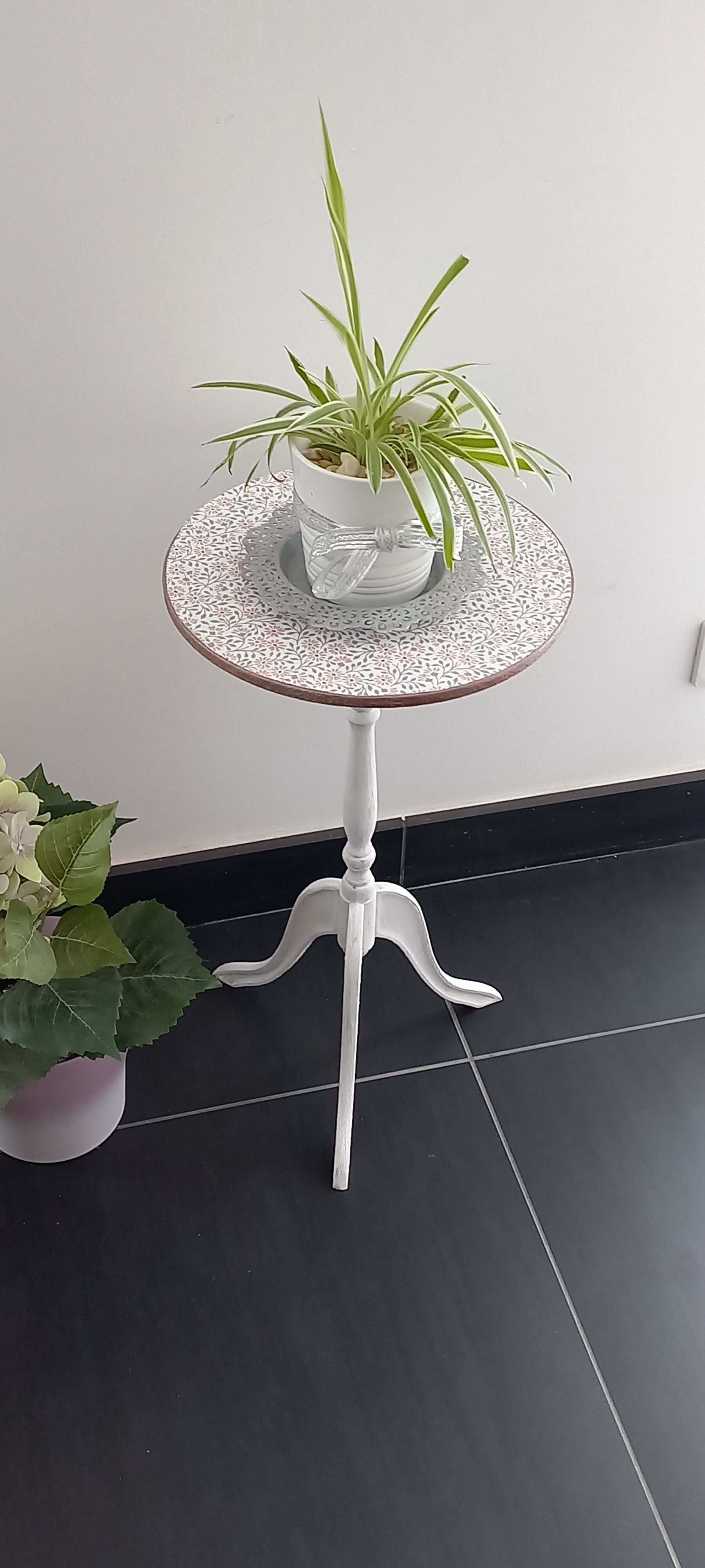 Vintage tripod pedestal table