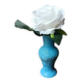 Petit vase en opaline bleue