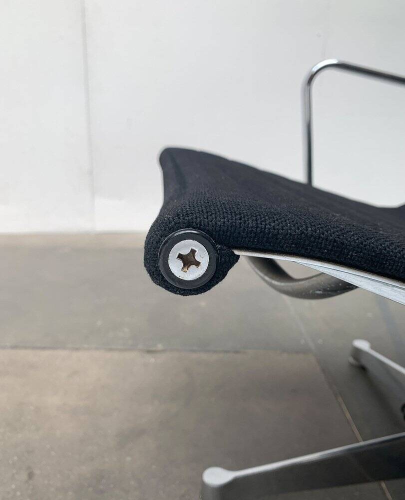 Set of aluminium chairs EA 124 Mid-Century by Charles & Ray Eames for Herman Miller, 1960s.