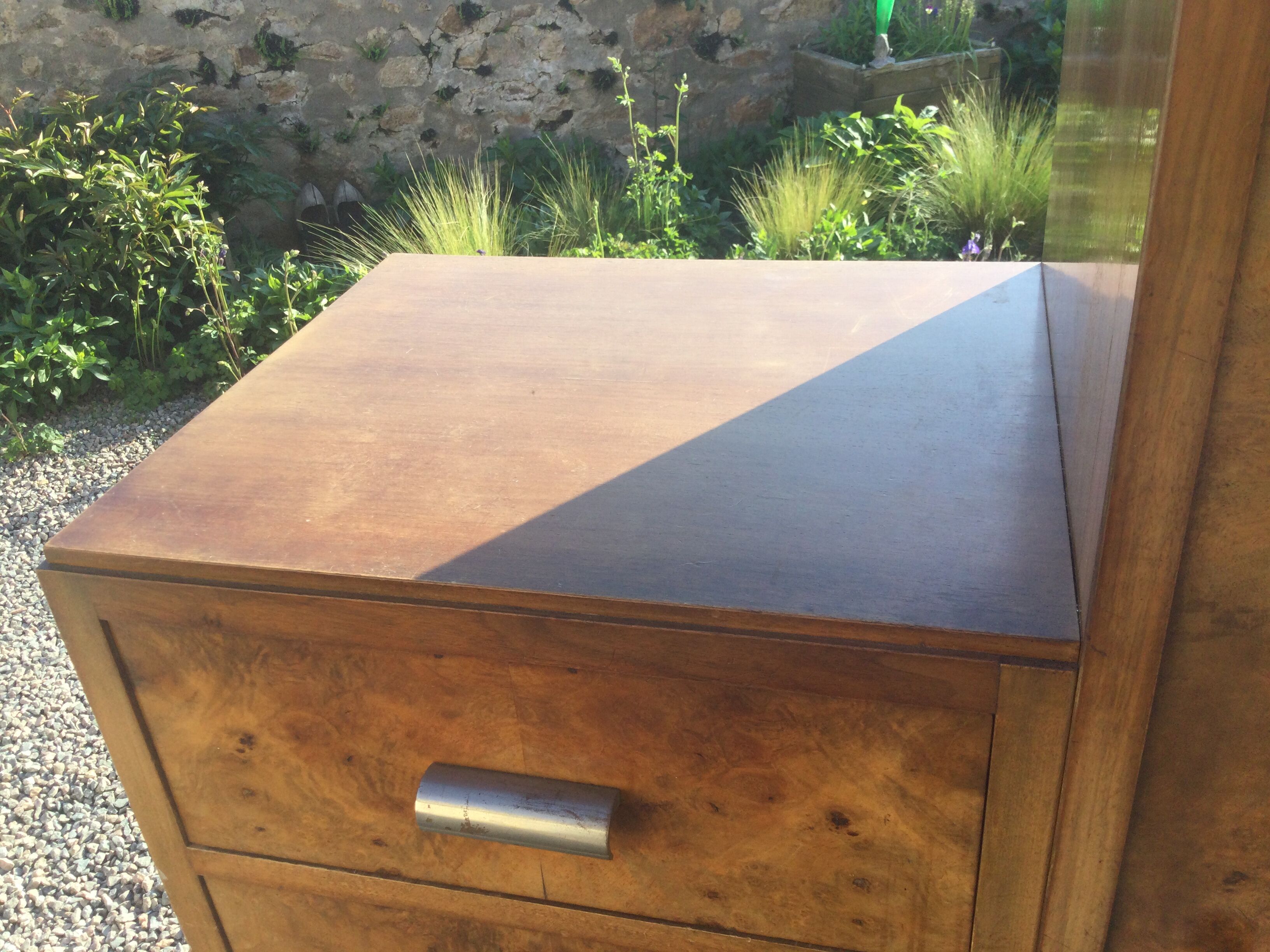 Asymmetrical cabinet