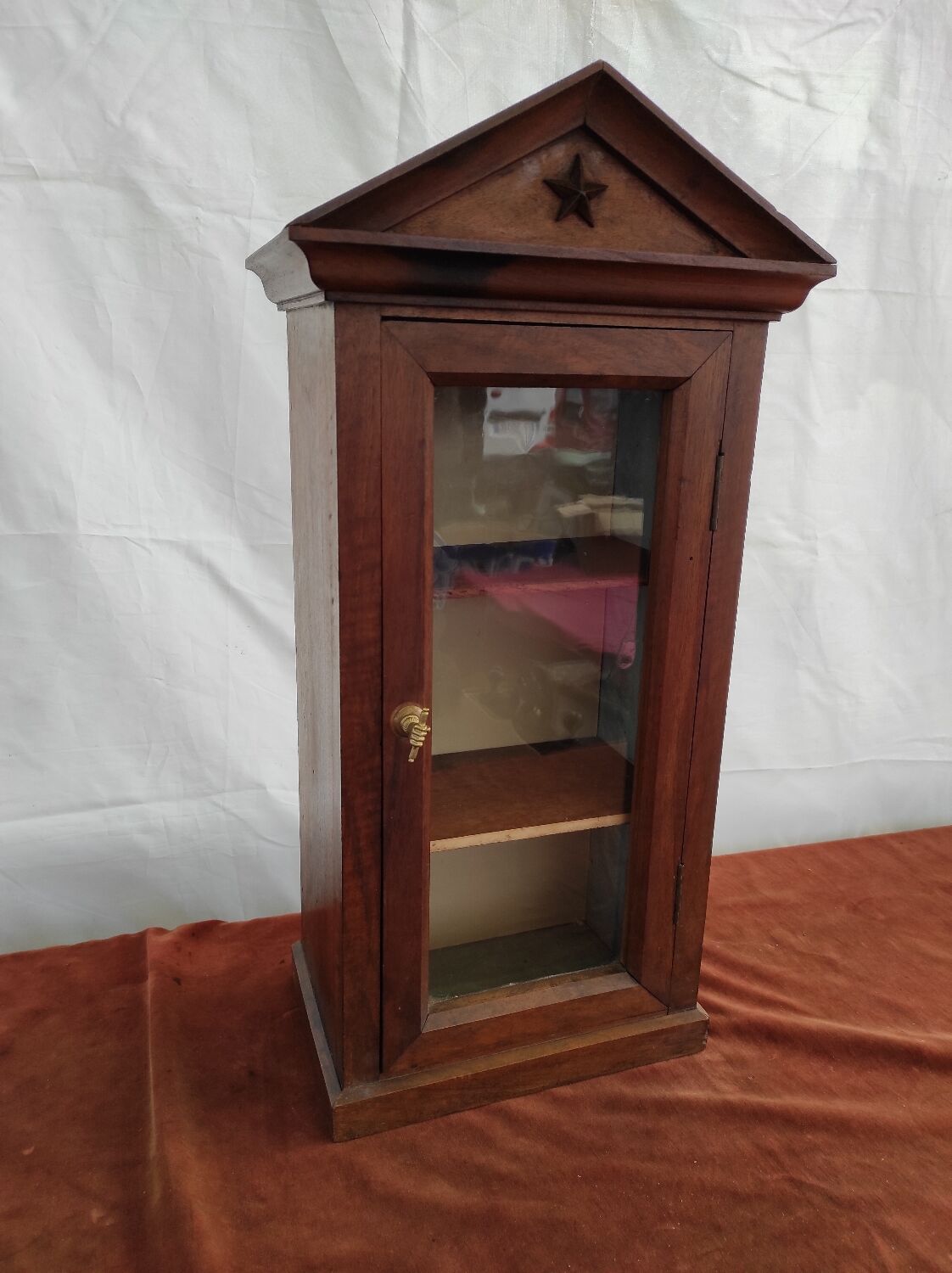 Showcase to pose nineteenth century walnut