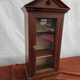 Showcase to pose nineteenth century walnut