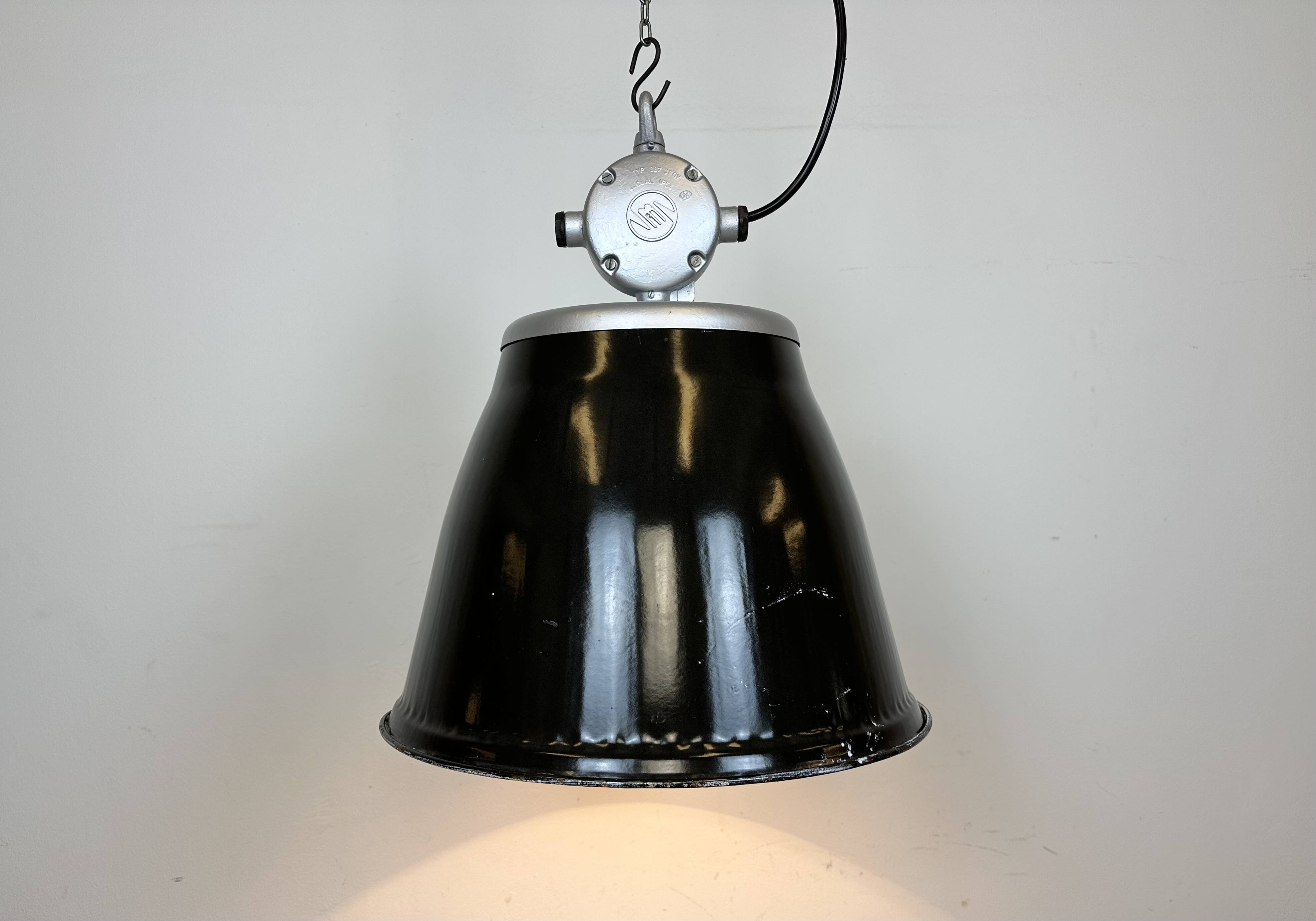 Suspension industrielle en émail noir, 1960s