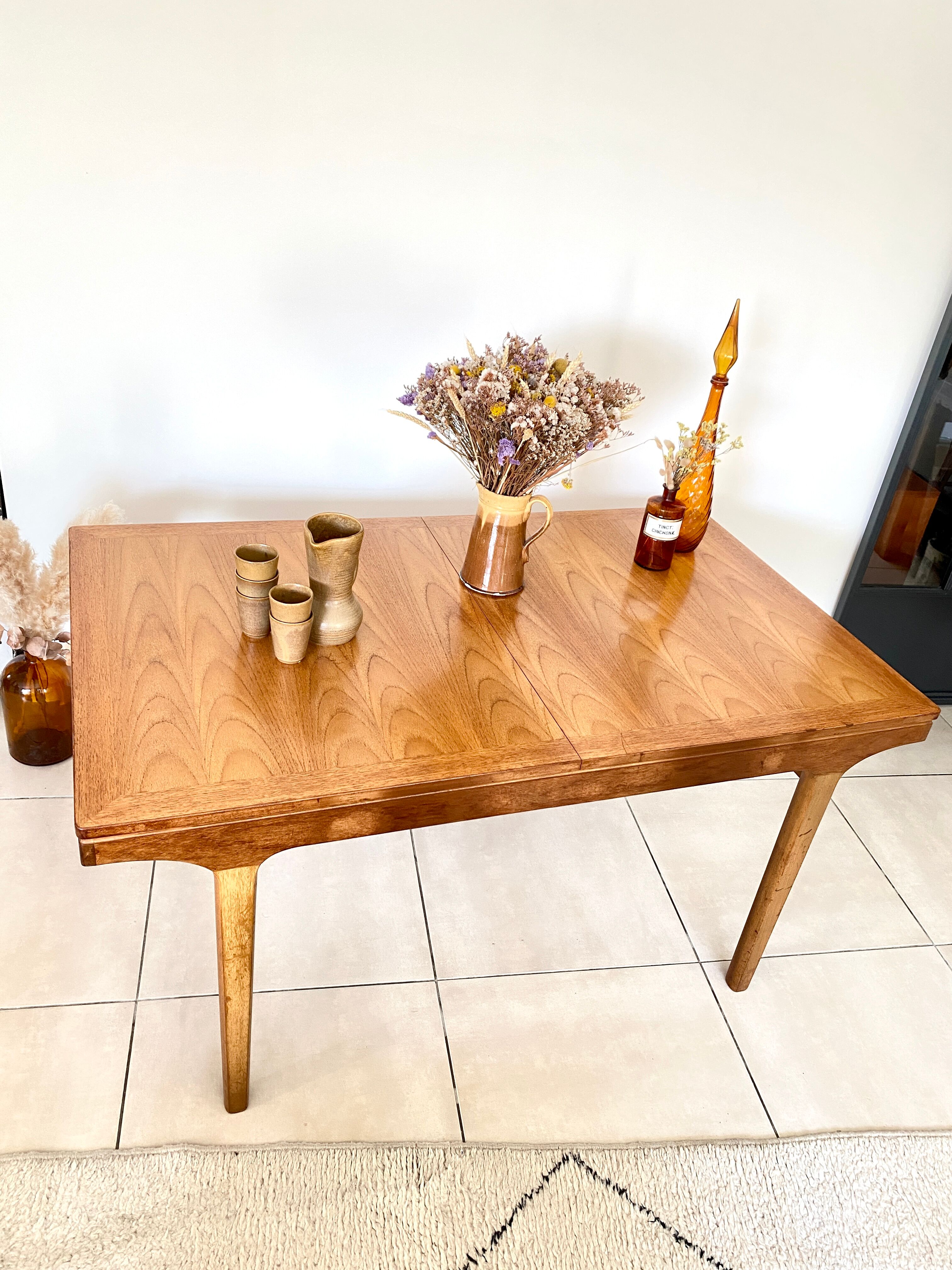 Extendable dining table in NATHAN teak