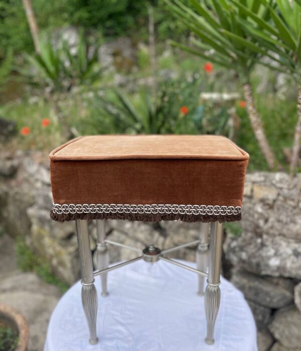 Charmant tabouret en velours marron et métal chromé