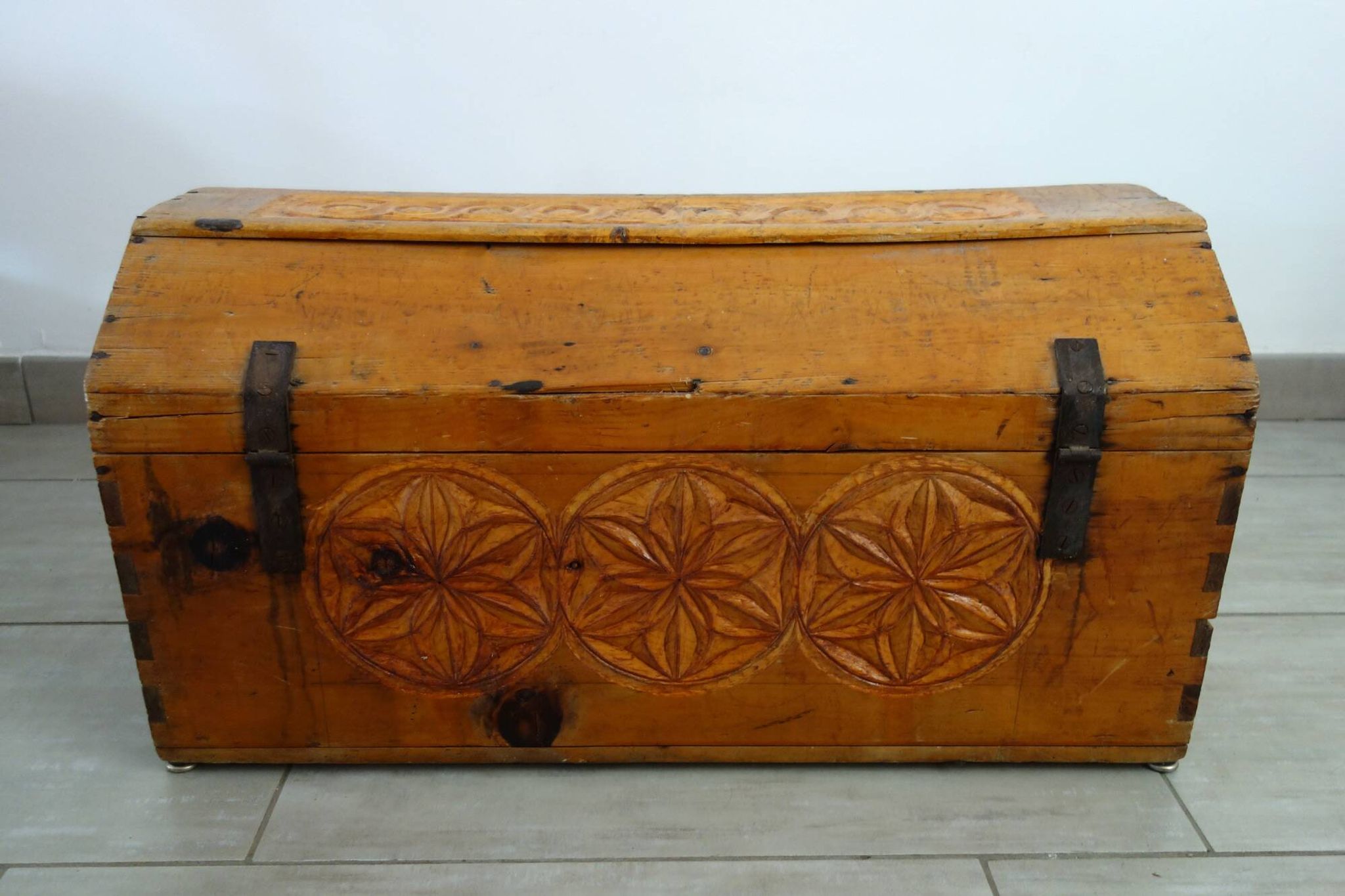 Ancien coffre en pin sculpté, art populaire Hautes Alpes