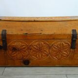 Ancien coffre en pin sculpté, art populaire Hautes Alpes