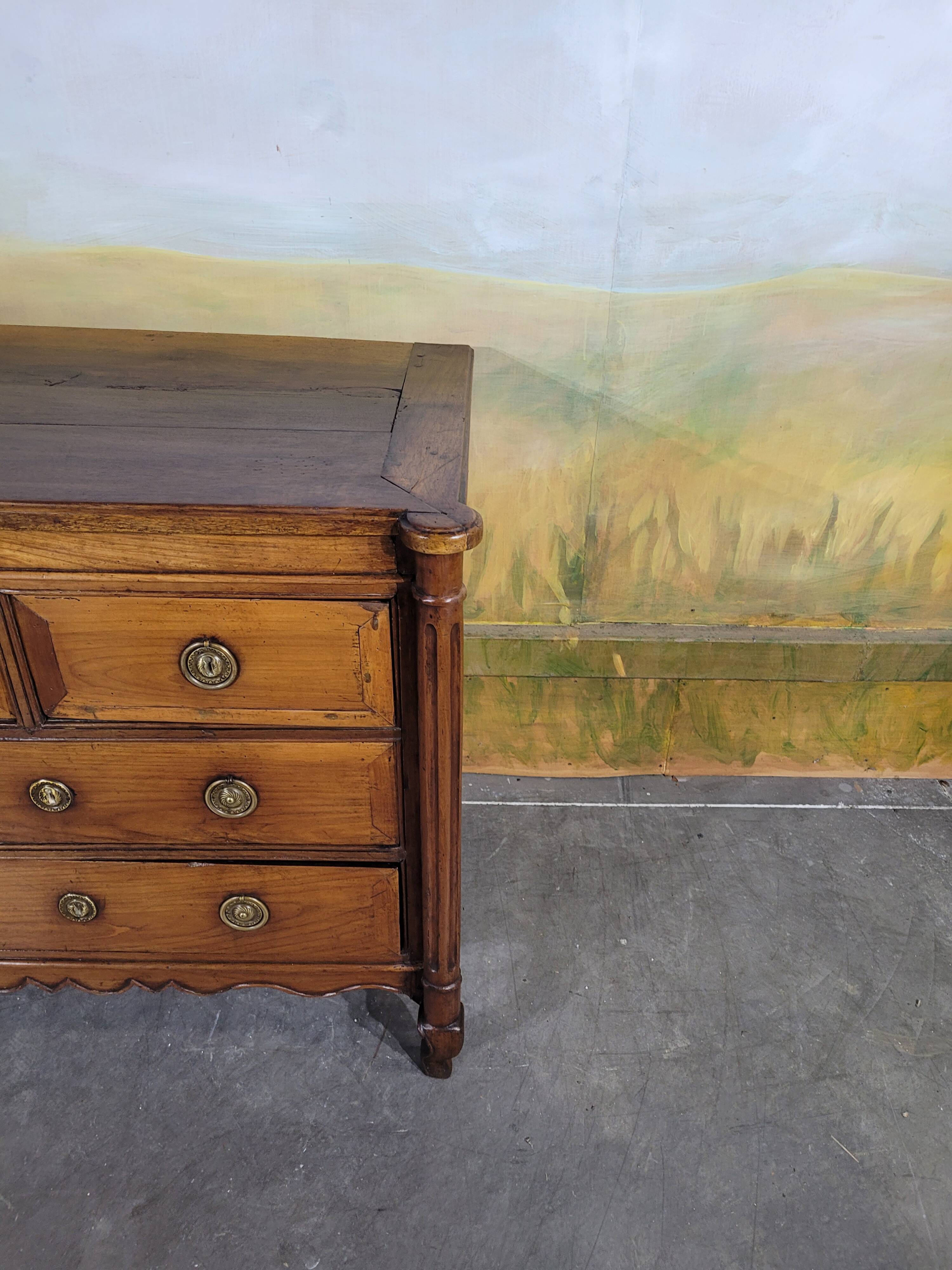 Small 18th-century chest of drawers in walnut and cherry wood.