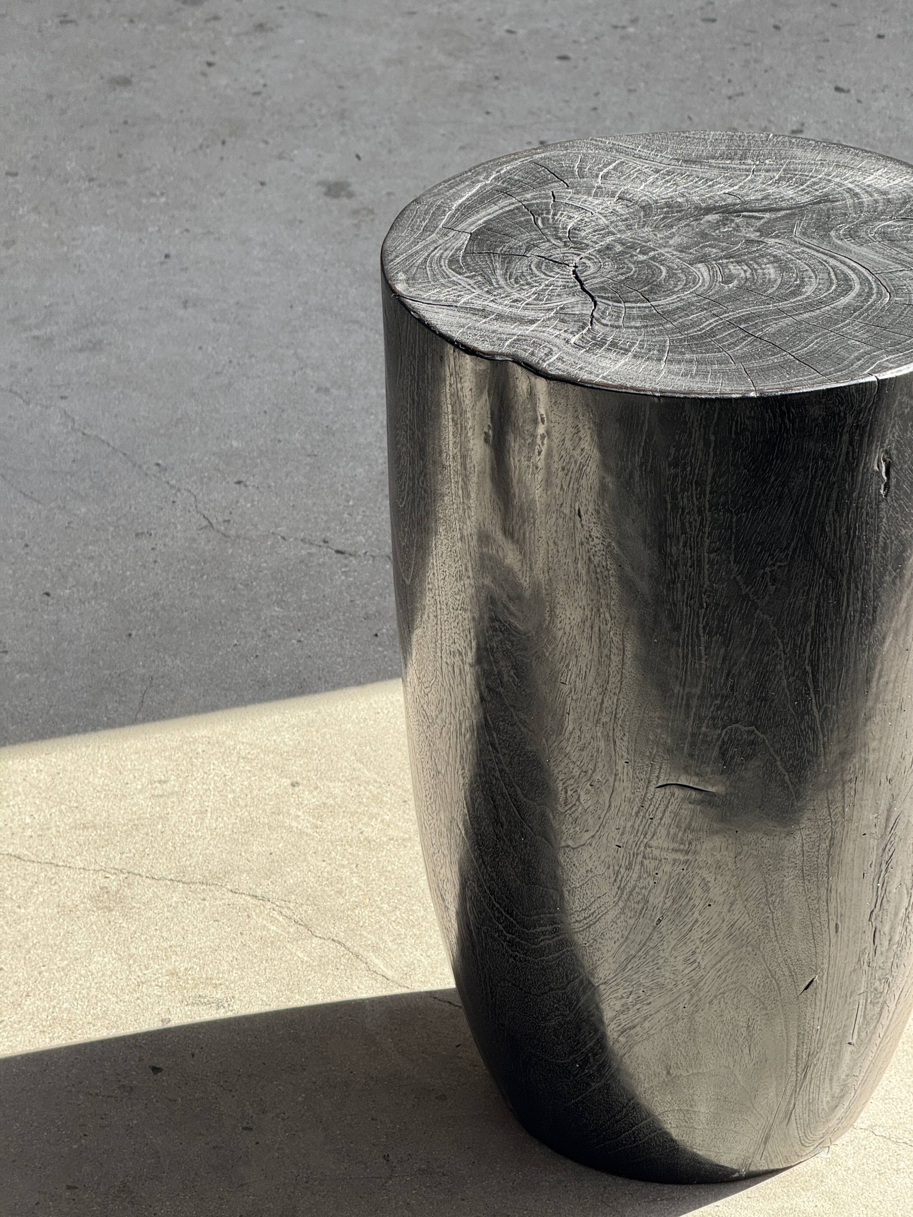 Stool, side table, end table in solid mango wood, cylindrical.