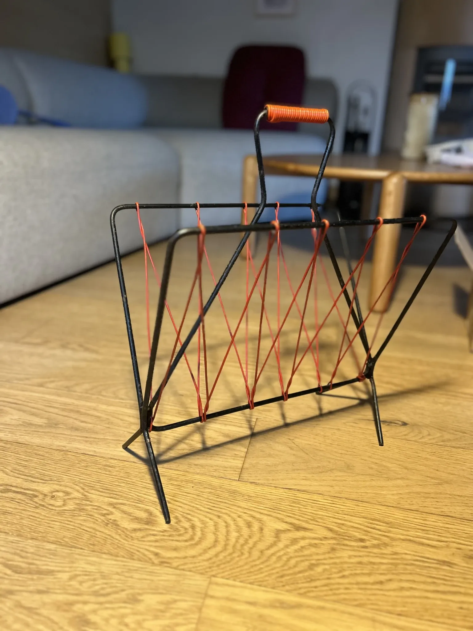 Vintage red and black scoubidou magazine rack, 1950s/60s