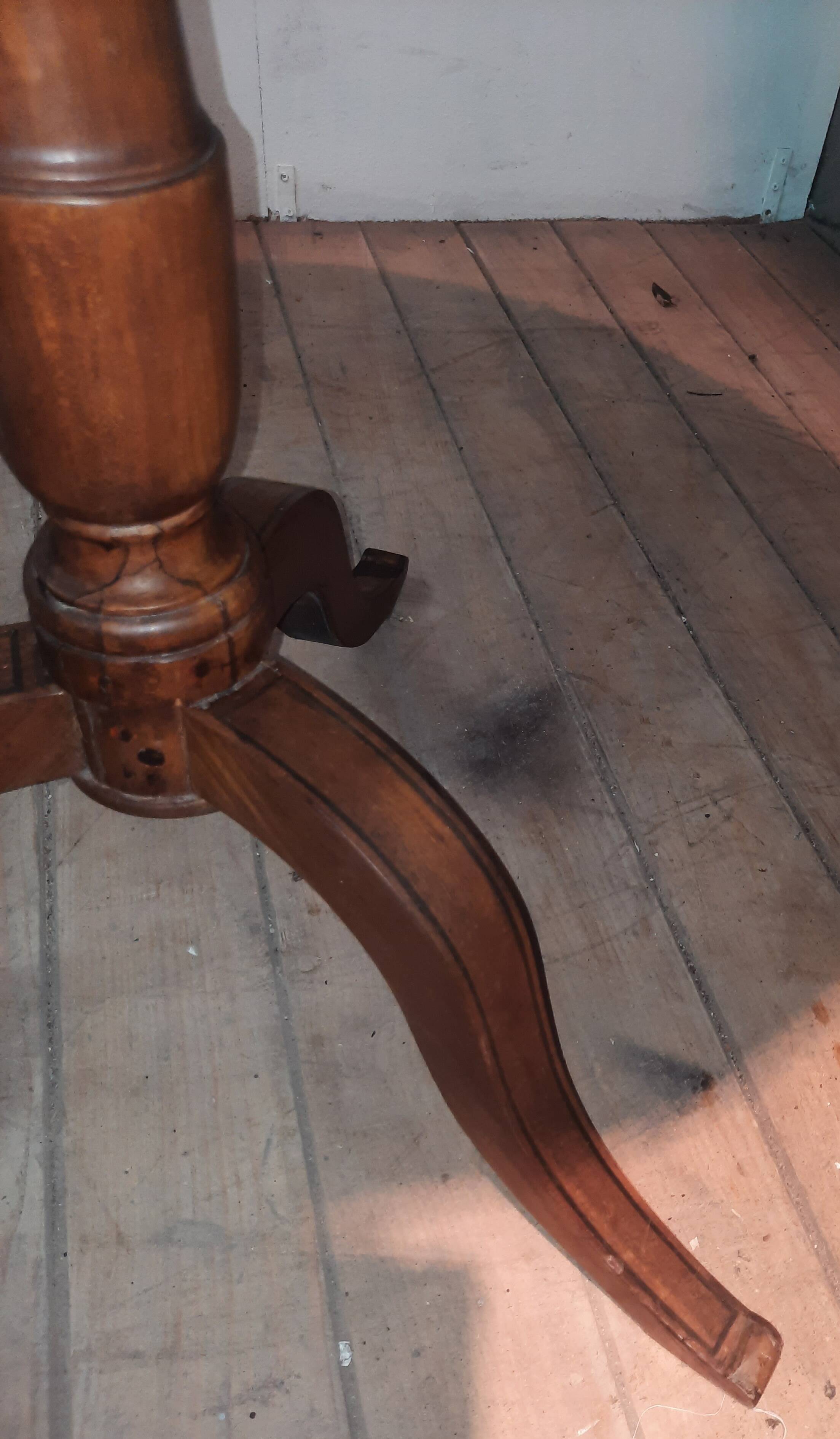 Gueridon circulaire dessu marbre blanc