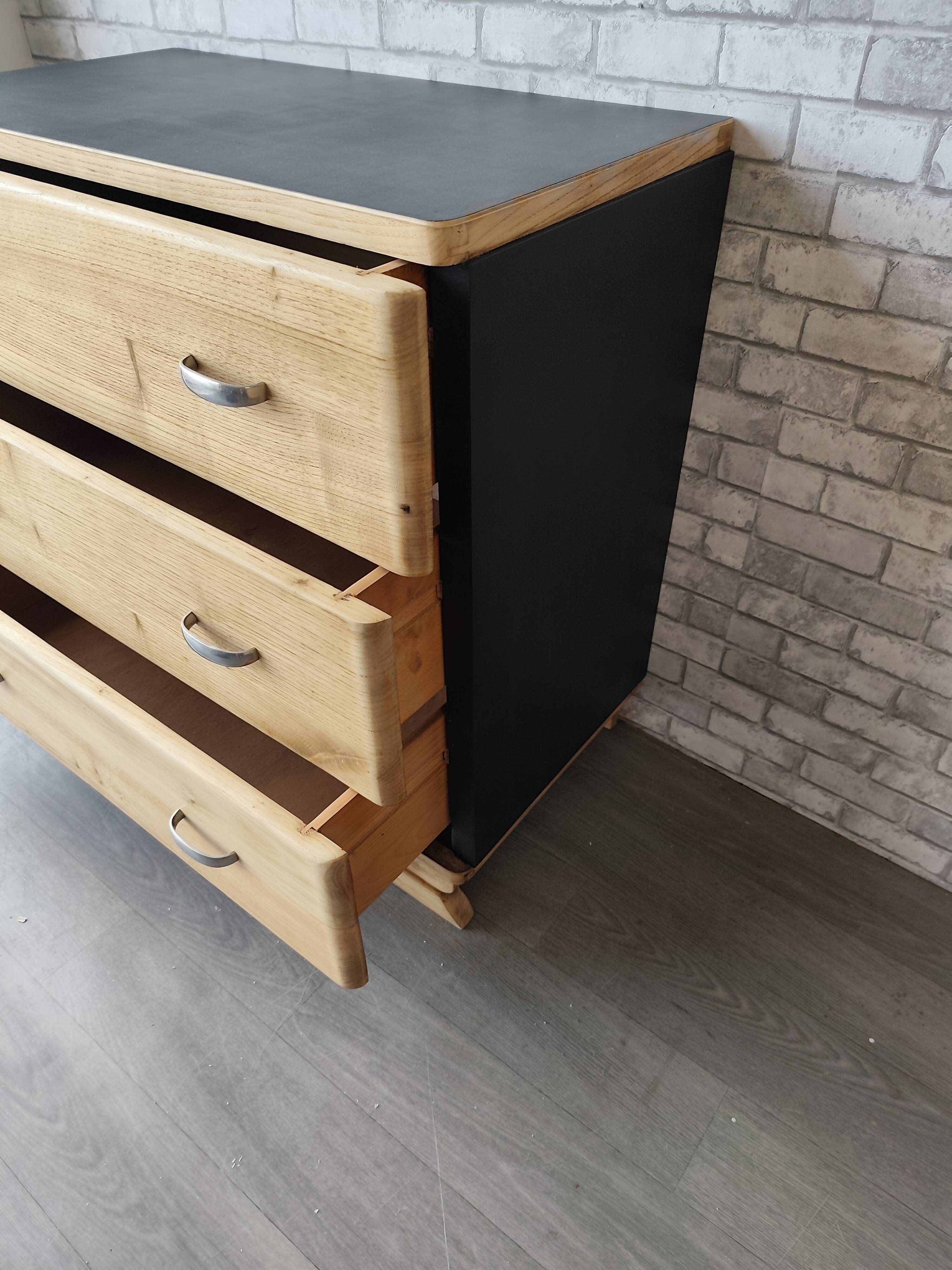 Chest of drawers