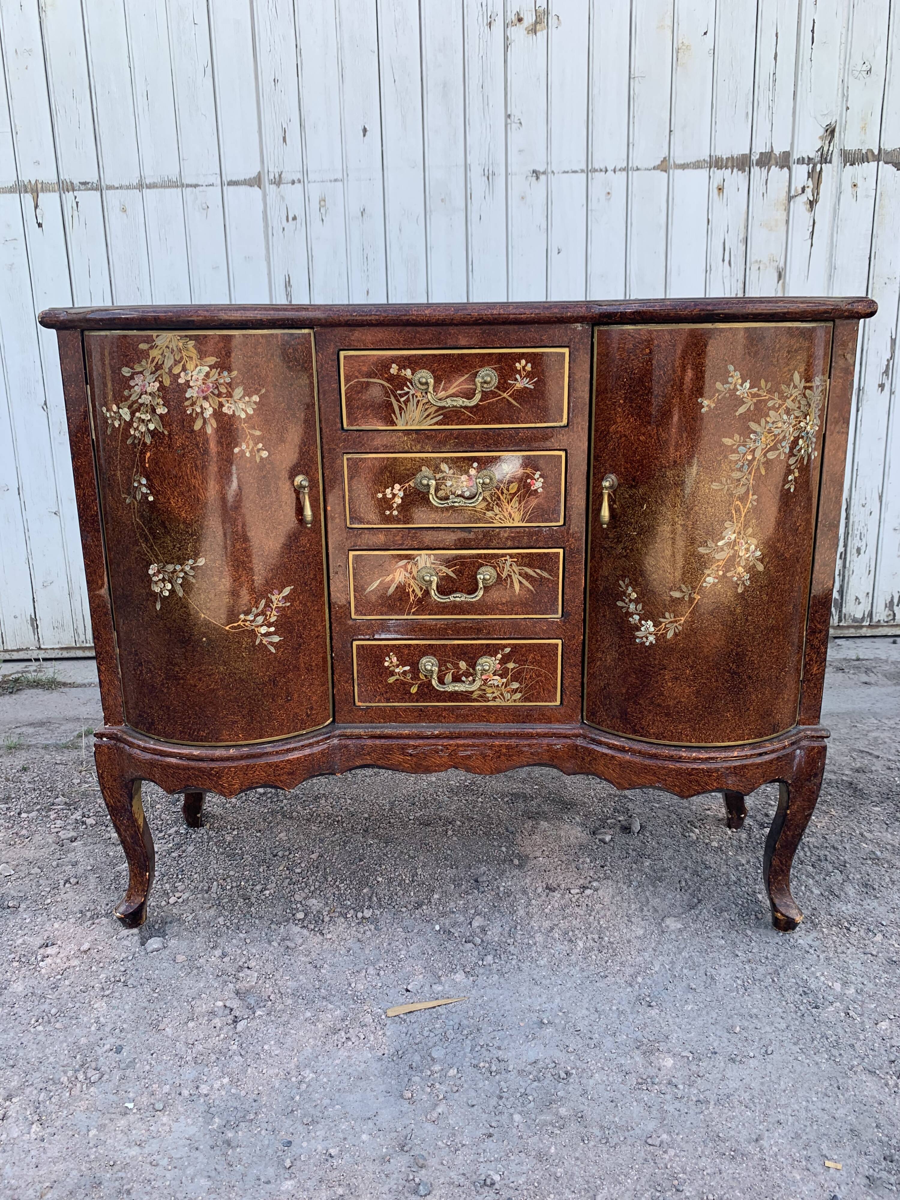 Venetian chest of drawers