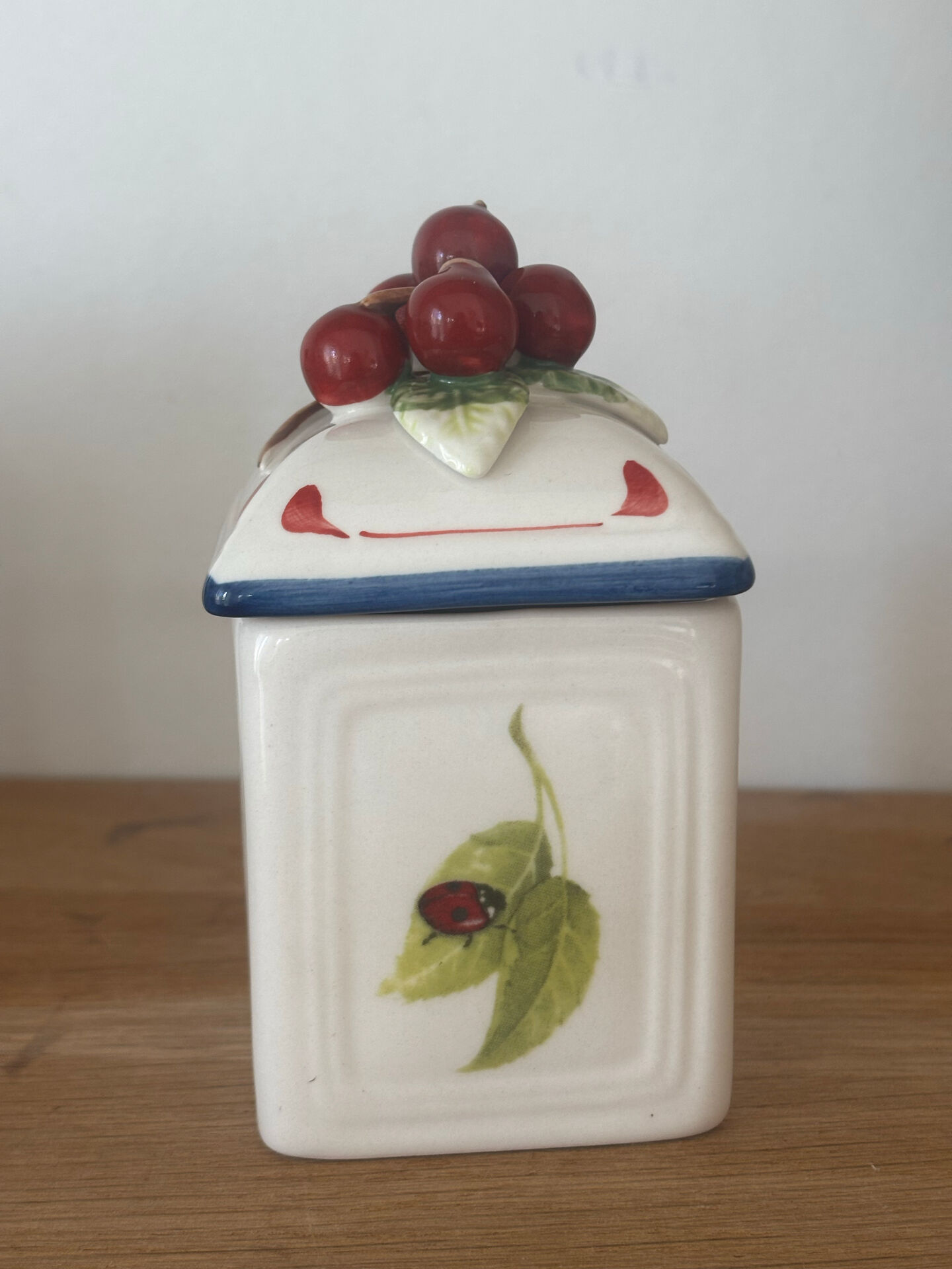 Set of 3 beautiful fruit barbotine pots by Villeroy and Boch.