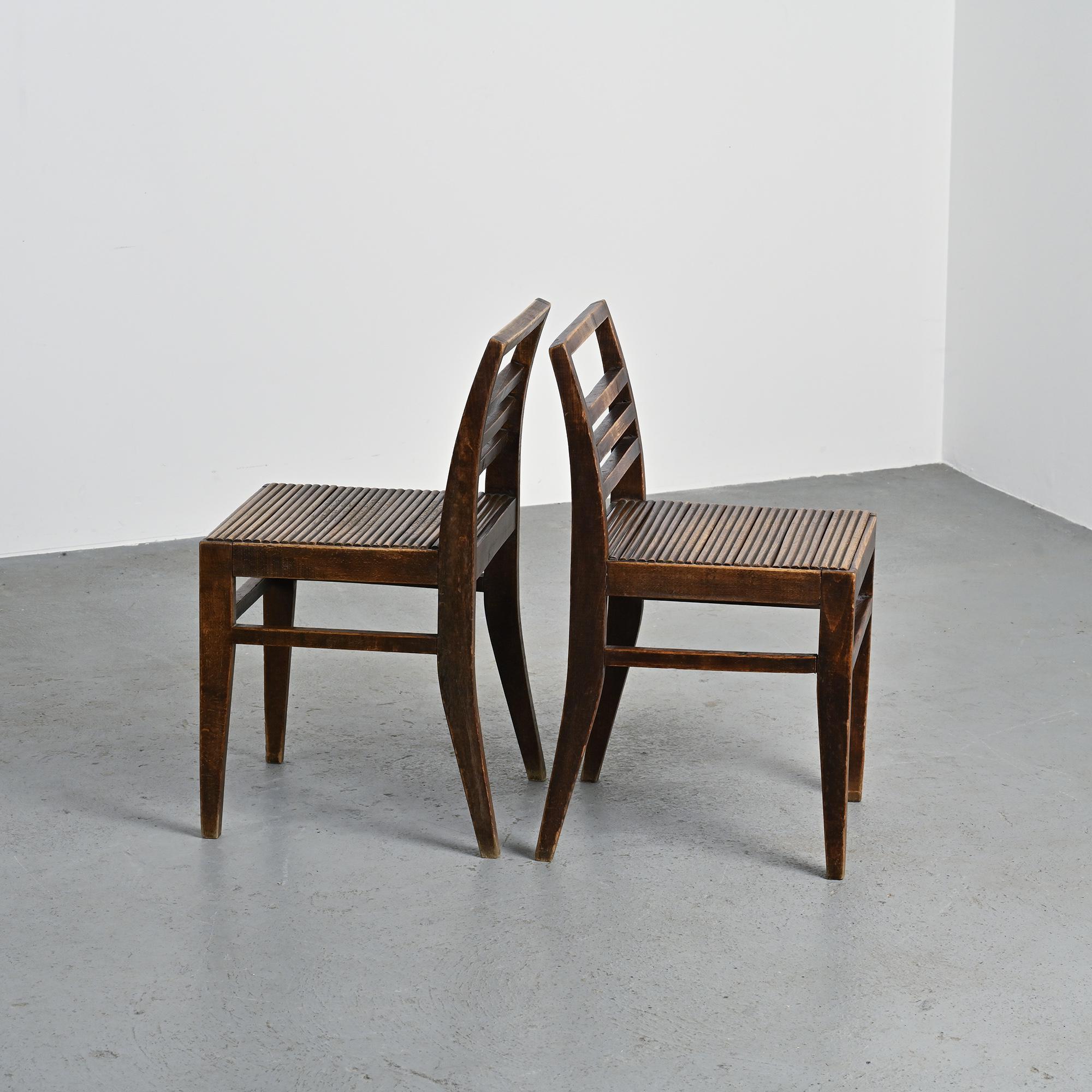 Paire de chaises 103 en hêtre teinté par René Gabriel, circa 1943