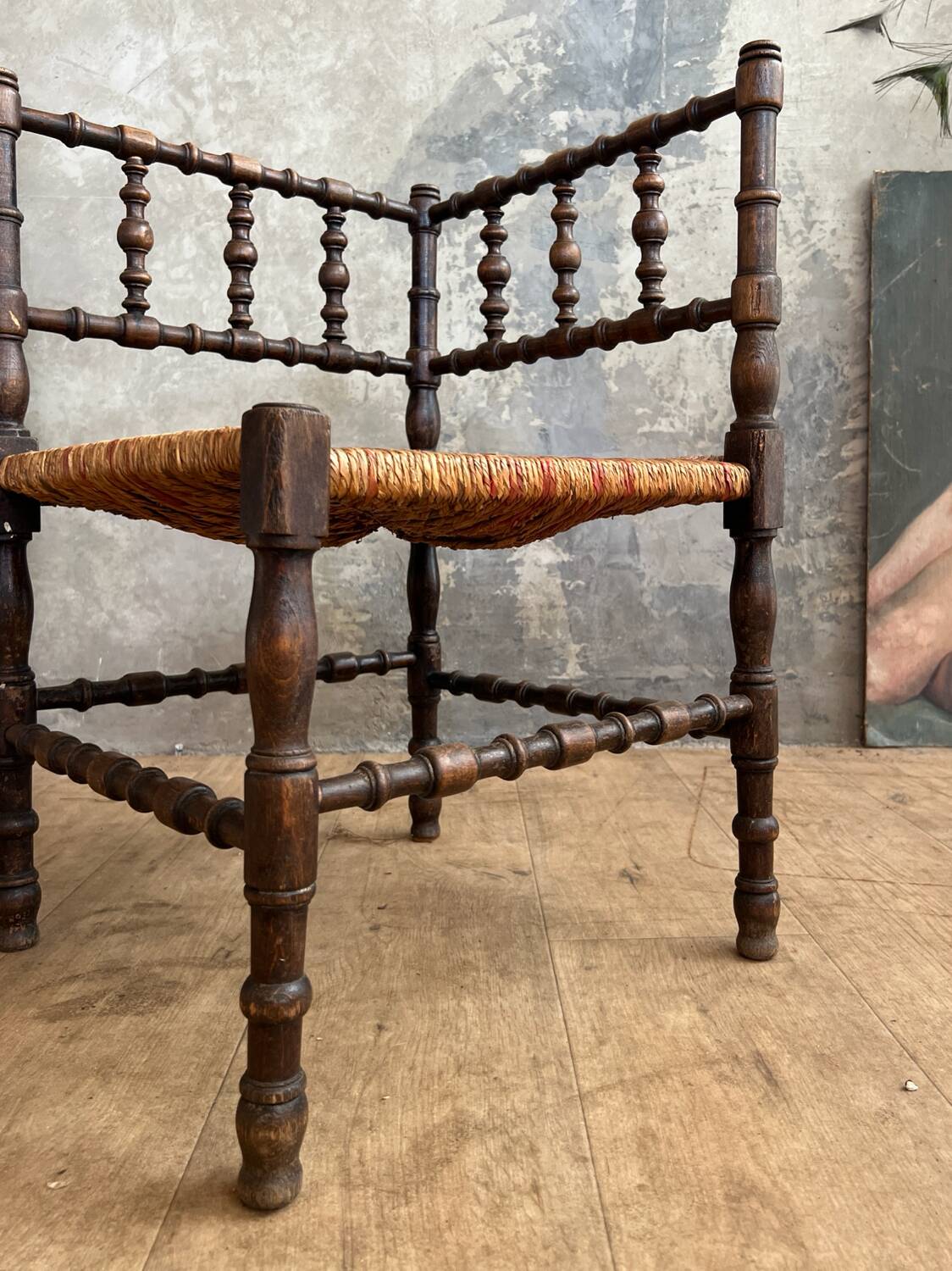 Chaise d’angle en bois et paille