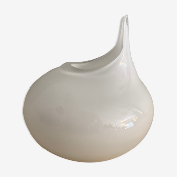 Vase en verre blanc laiteux contemporain signé Christian Tortu, Paris