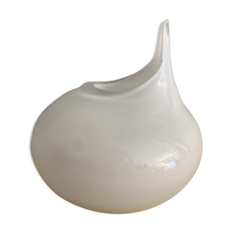 Vase en verre blanc laiteux contemporain signé Christian Tortu, Paris