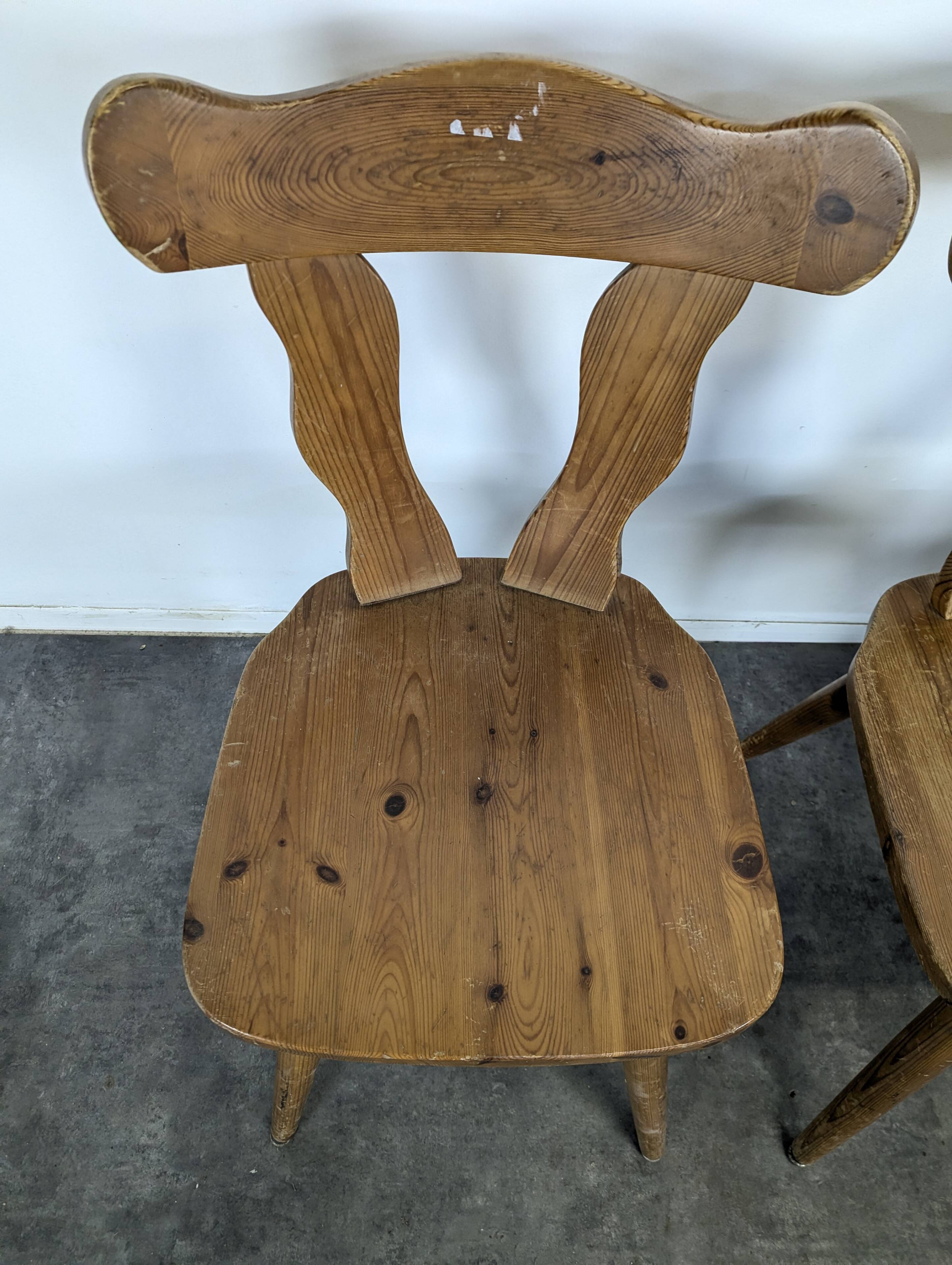 Set of 4 chalet-style pine chairs