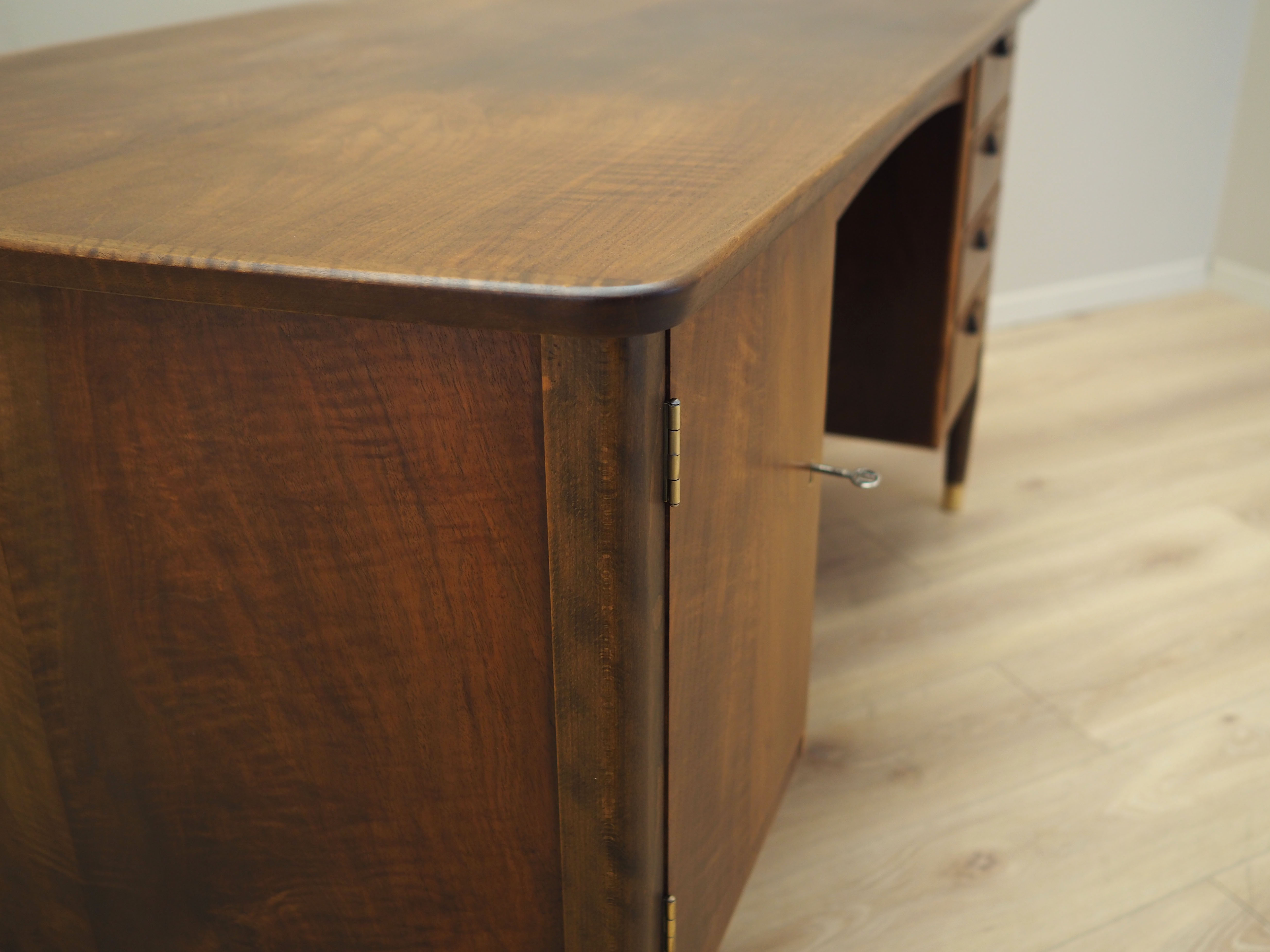 Bureau en noyer, design danois, années 1970, production: Danemark