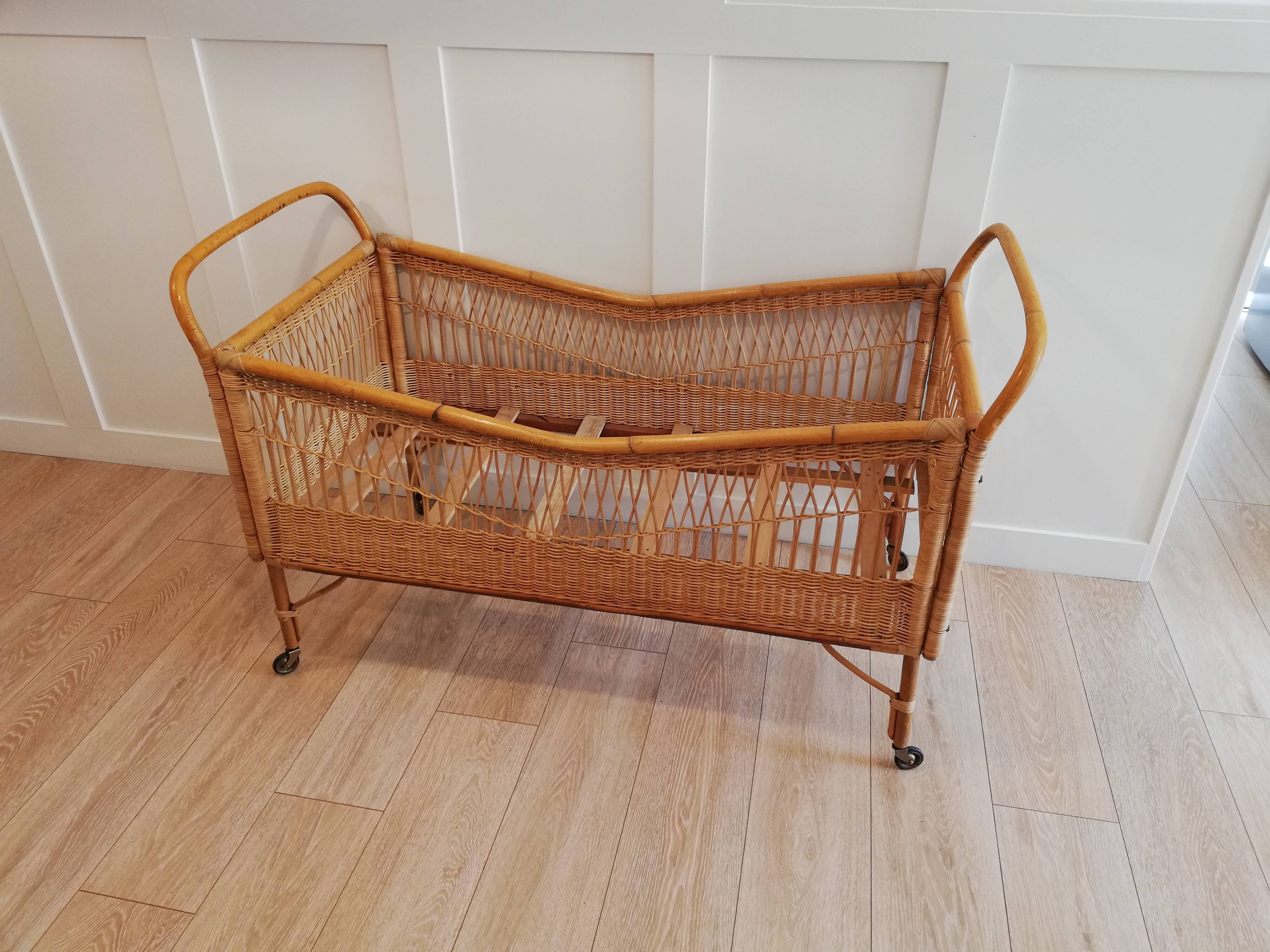 Vintage rattan baby bed
