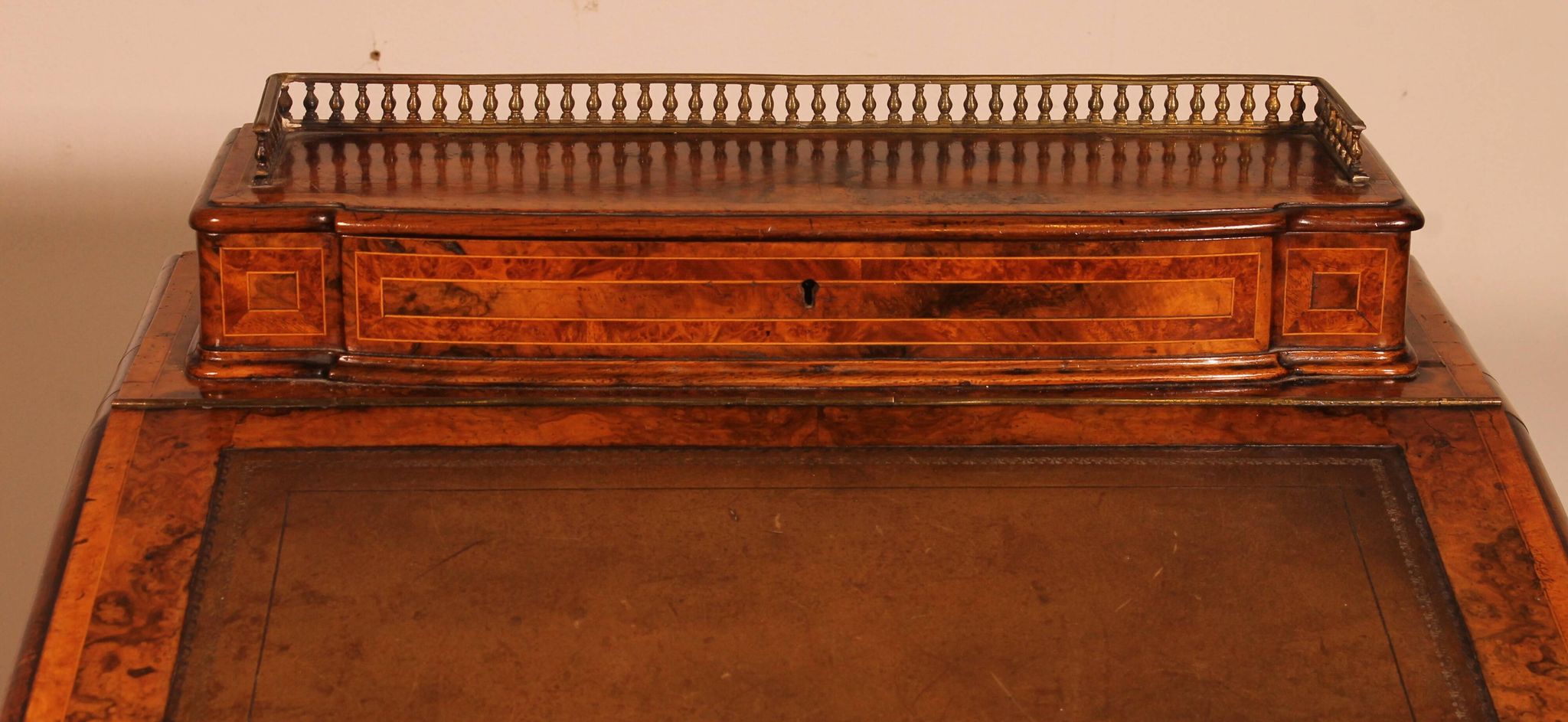 Davenport desk in burr walnut and inlays from the first part of