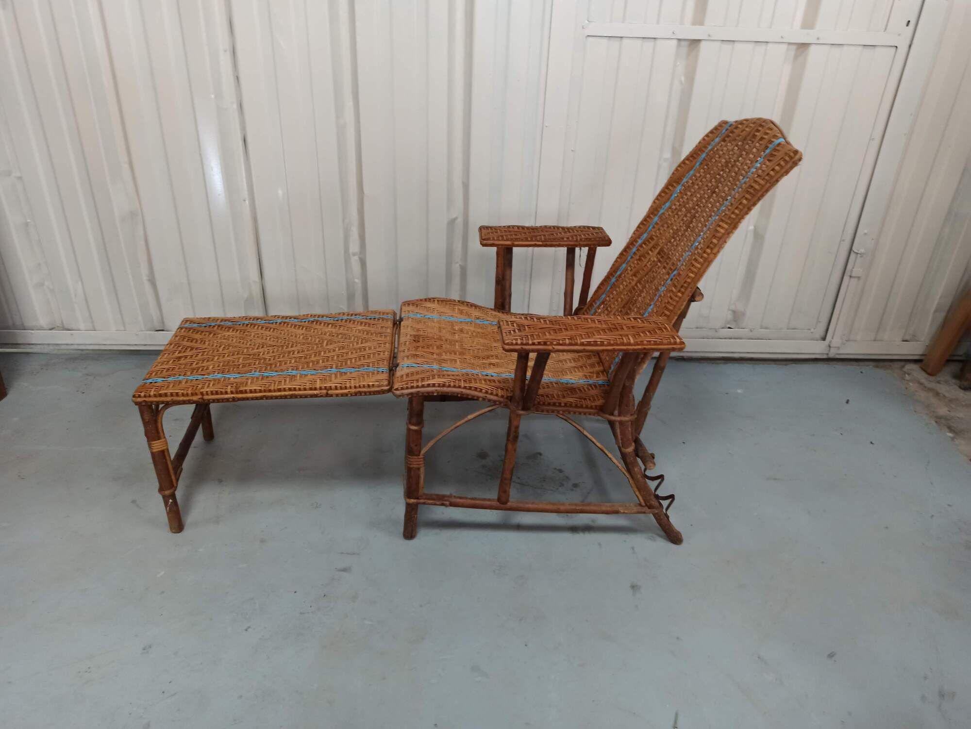 Armchair Sunbathing in wicker rattan wood lounger blue features