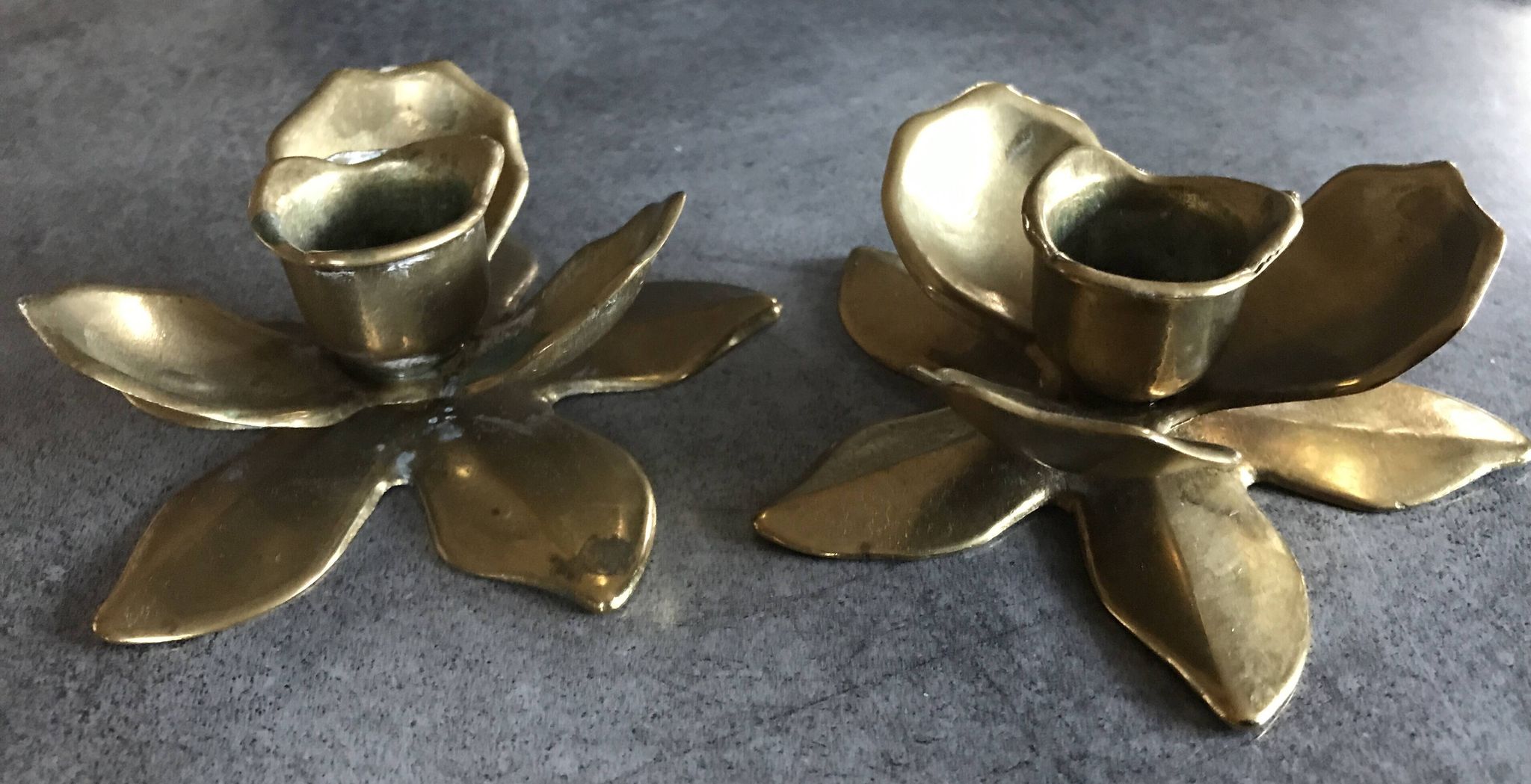 Pair of brass candle holders, duo of flowers vintage, 1970s