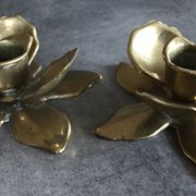 Pair of brass candle holders, duo of flowers vintage, 1970s