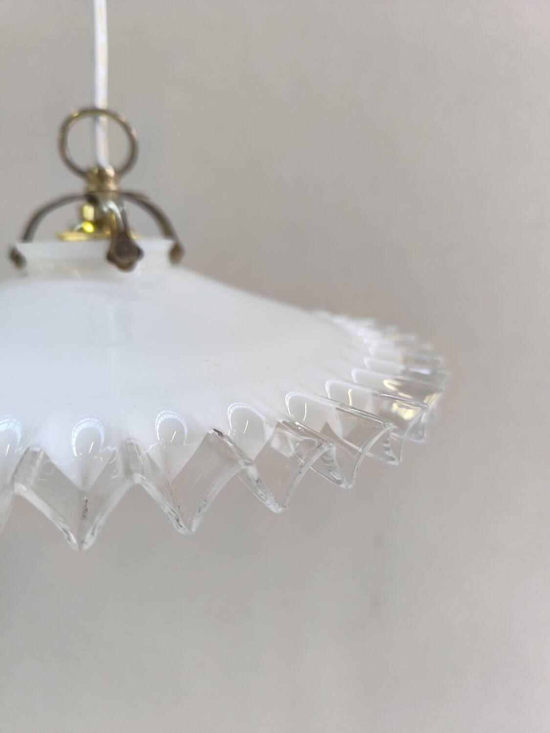 Notched opaline suspension