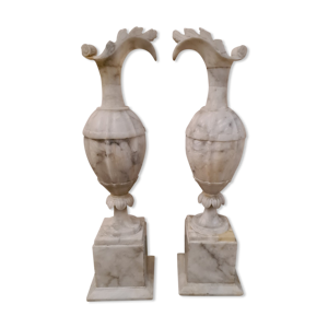 Paire de vases en albâtre fin