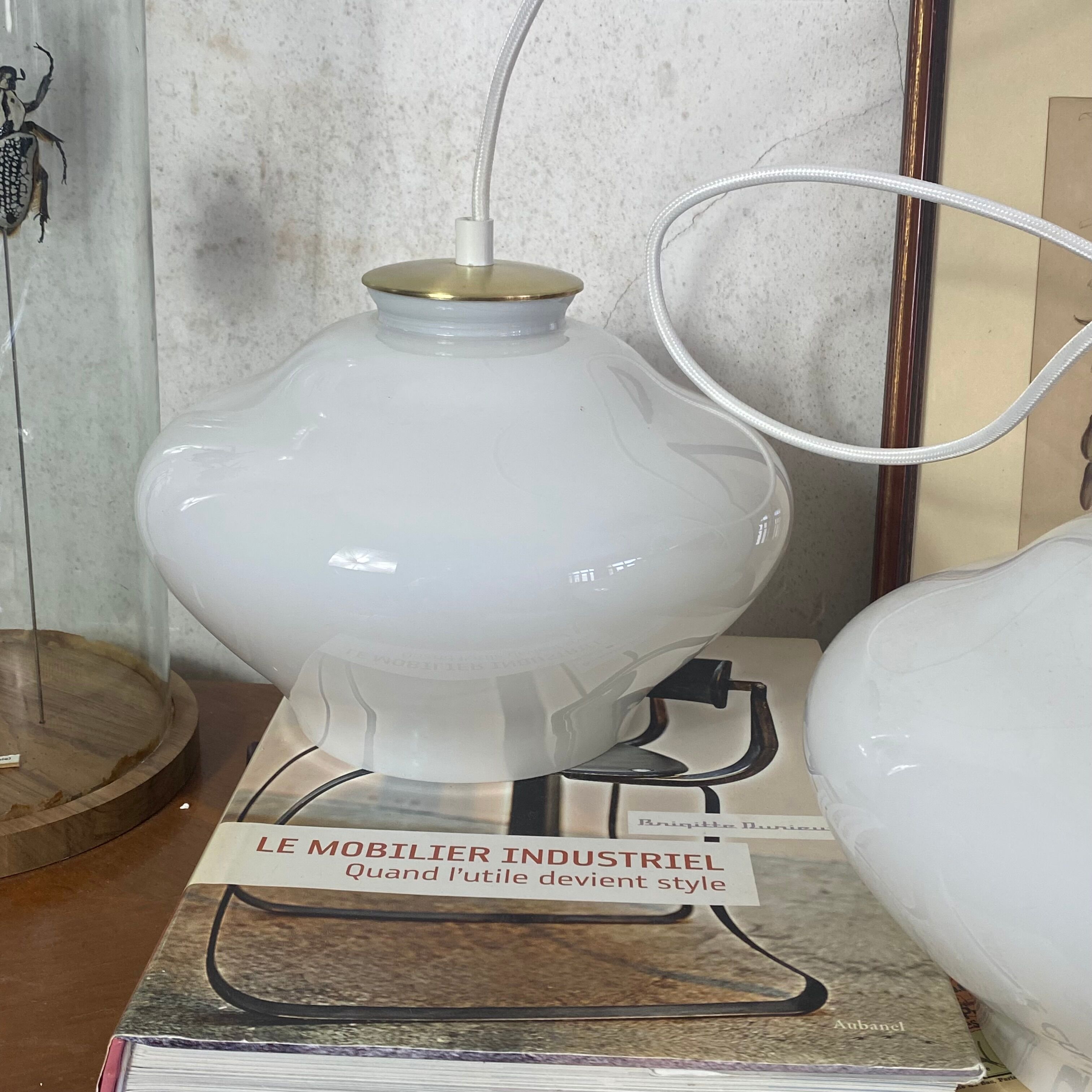 Paire de suspensions lustre abat jour en verre blanc 1950
