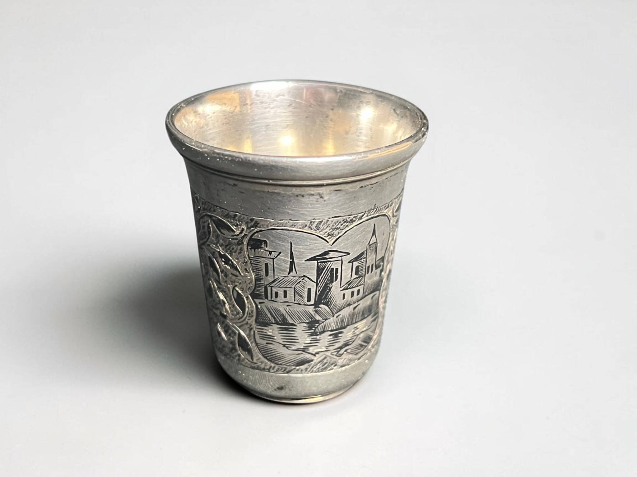 Gobelet à vodka argent russe Moscou décor ciselé XIXème