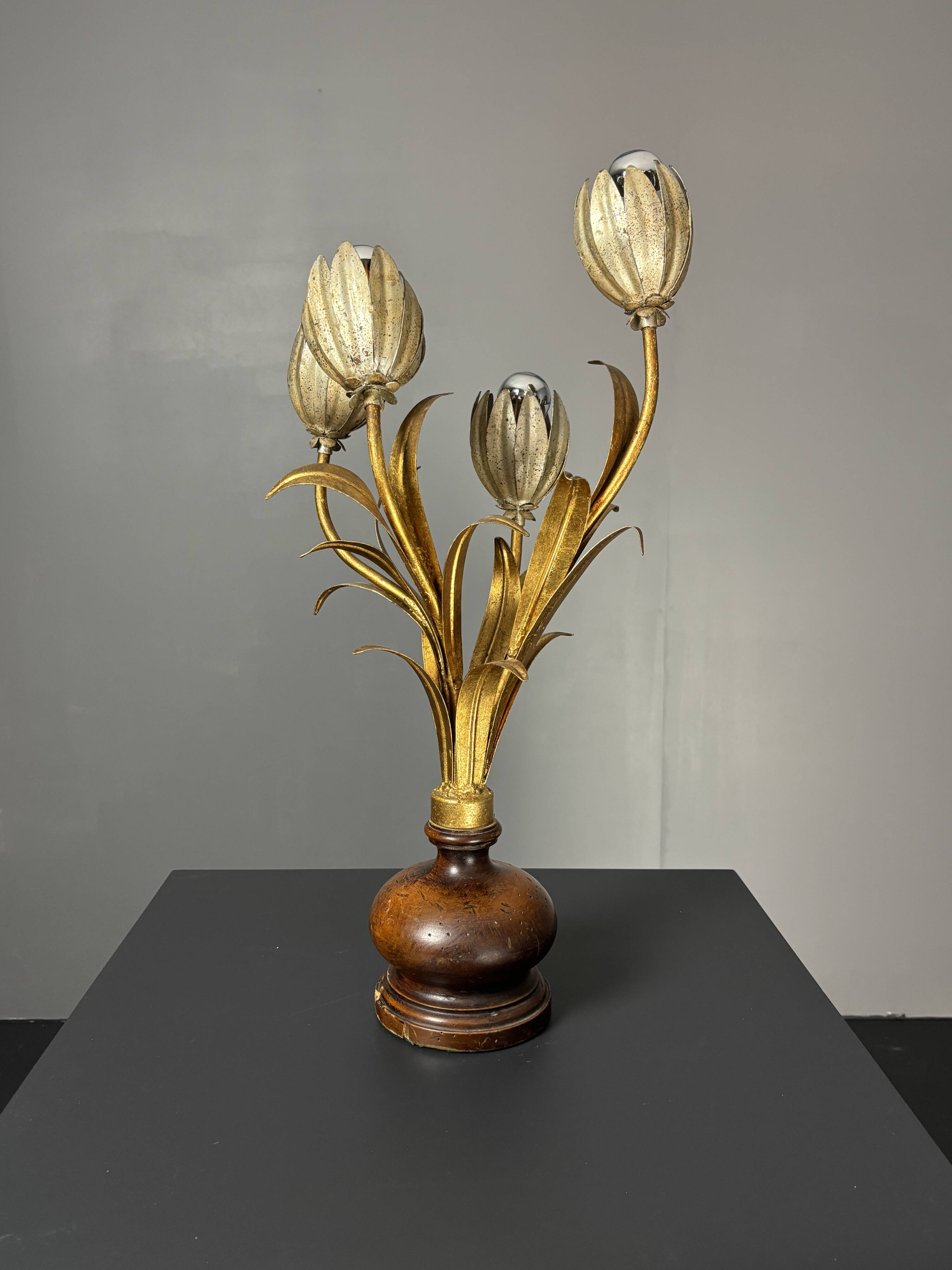 Midcentury Hollywood Regency Florentine gilt metal flower table lamp, 60s.