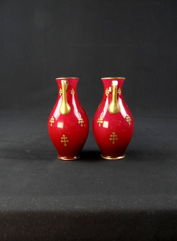 Paire de vases balustre en cristal de Baccarat à décor en croix de Lorraine