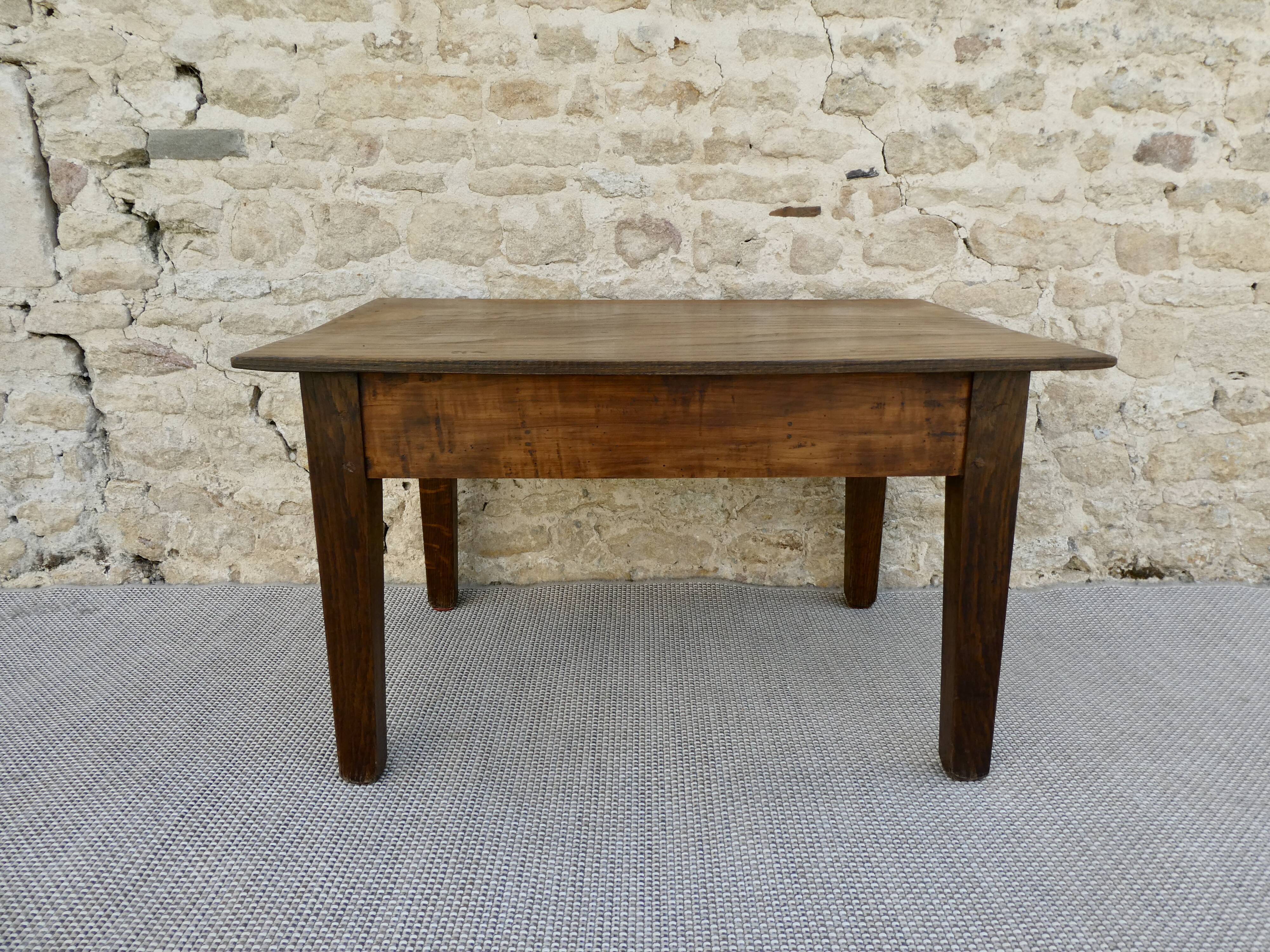 Solid wooden coffee table, with drawer