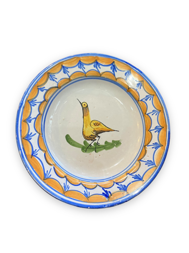 Assiette en faïence représentant un oiseau signée Lario