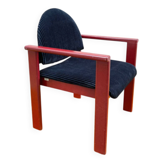 Fauteuil MMO Mobilier Collectif, bois patiné rouge et velours côtelé noir