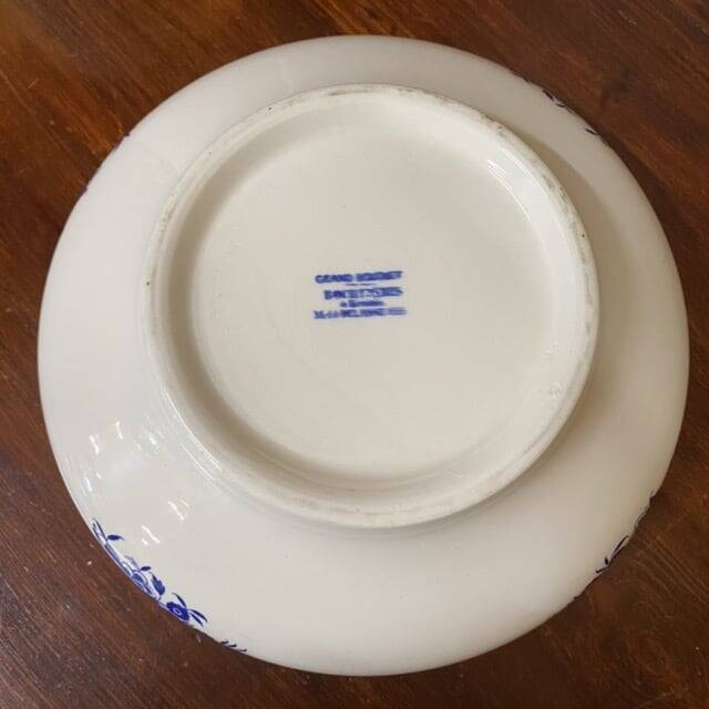 Salad bowl in Tournai porcelain, Boch Frères, fly decoration