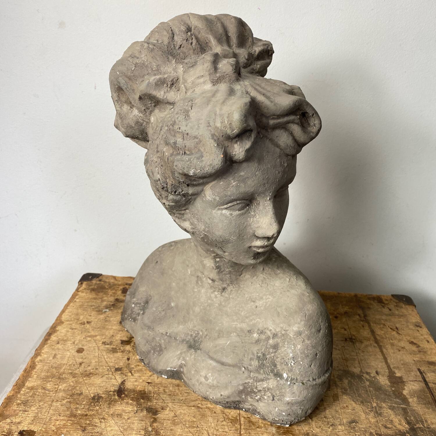 Buste de femme au chignon
