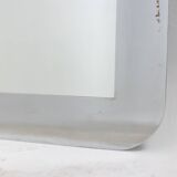 Miroir de forme rectangulaire, en métal poli. Italie, années 1970