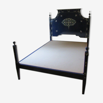 Blue bed, flowery blue lacquered, romantic
