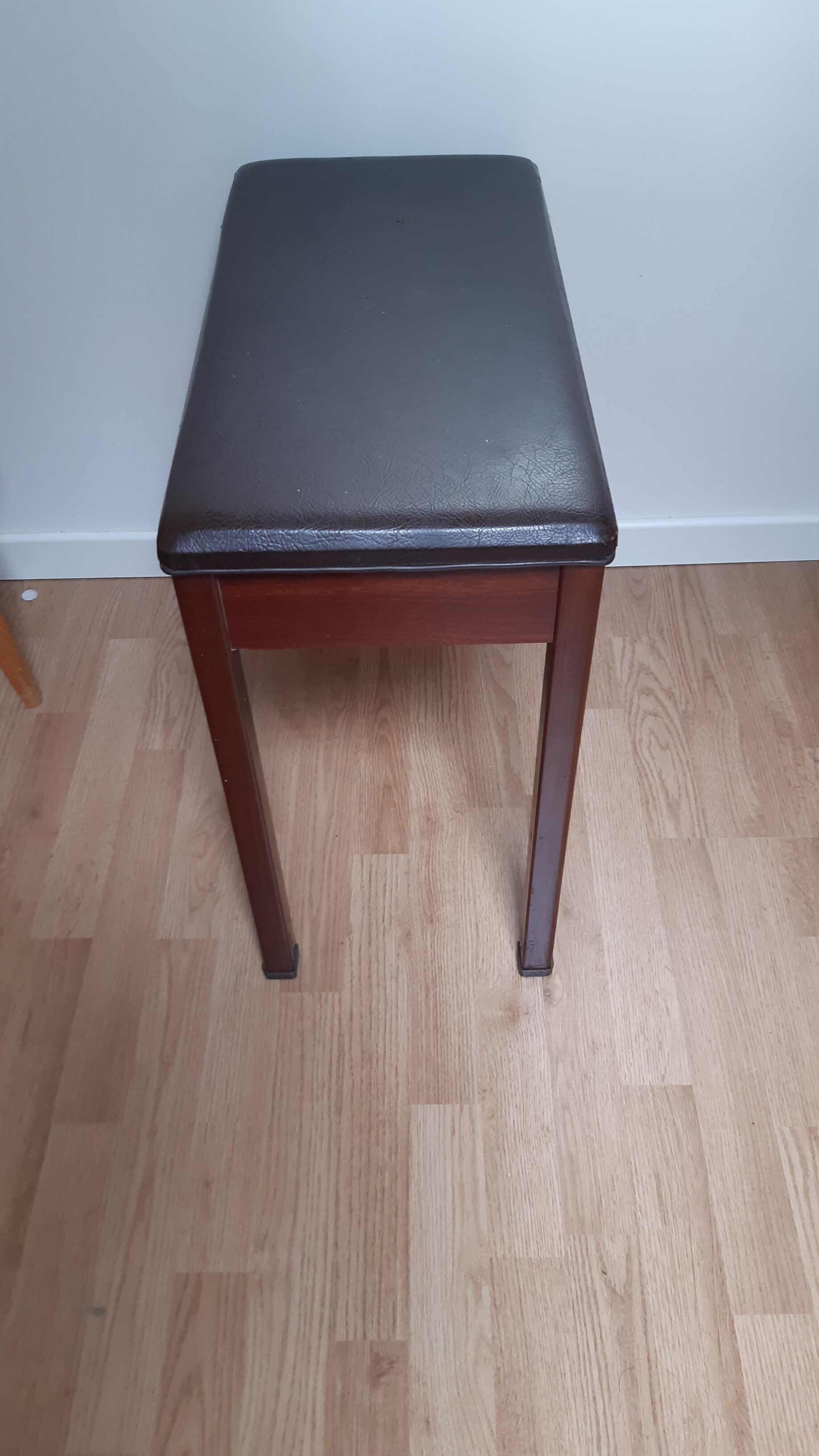 Piano seat