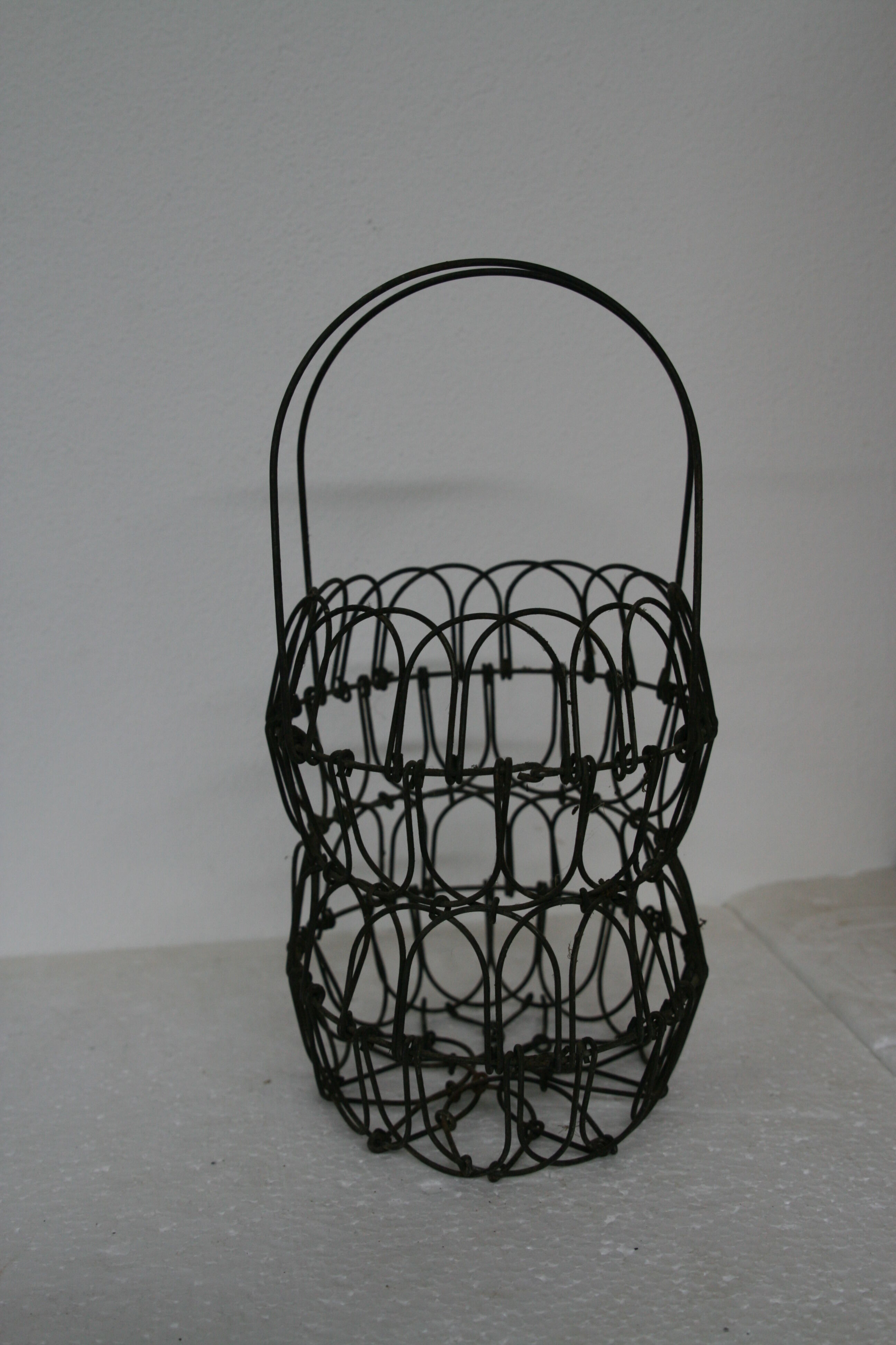 Egg basket in braided metal