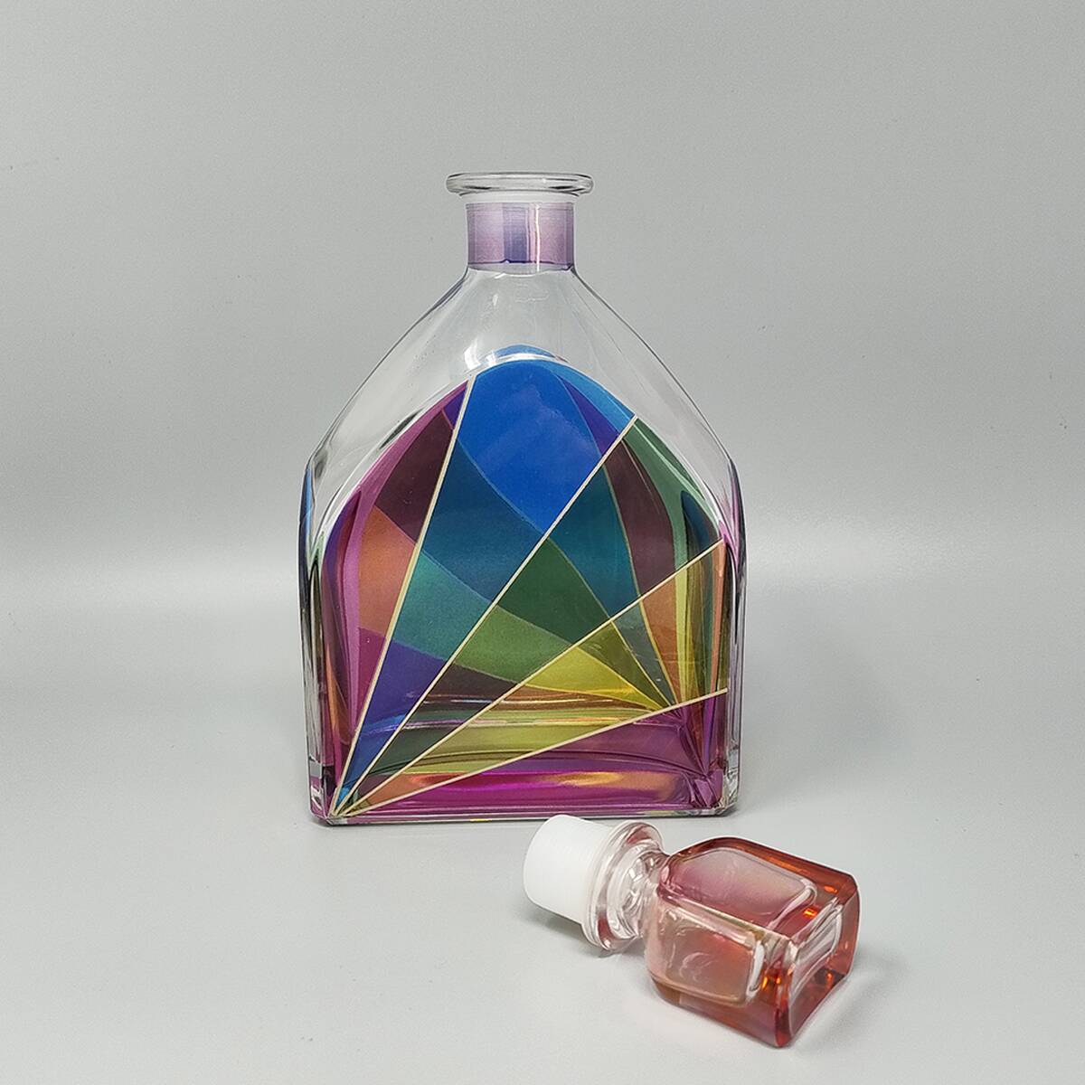 Carafe ou bouteille décorative d'exception des années 1970, signée Luigi Bormioli. Fabriquée en Italie.
